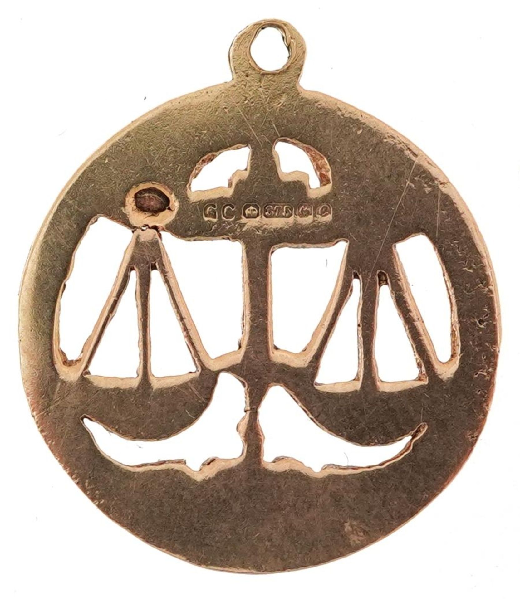 9ct gold masonic interest pendant in the form of mason's scales, 2.2cm high, 1.7g - Image 2 of 3