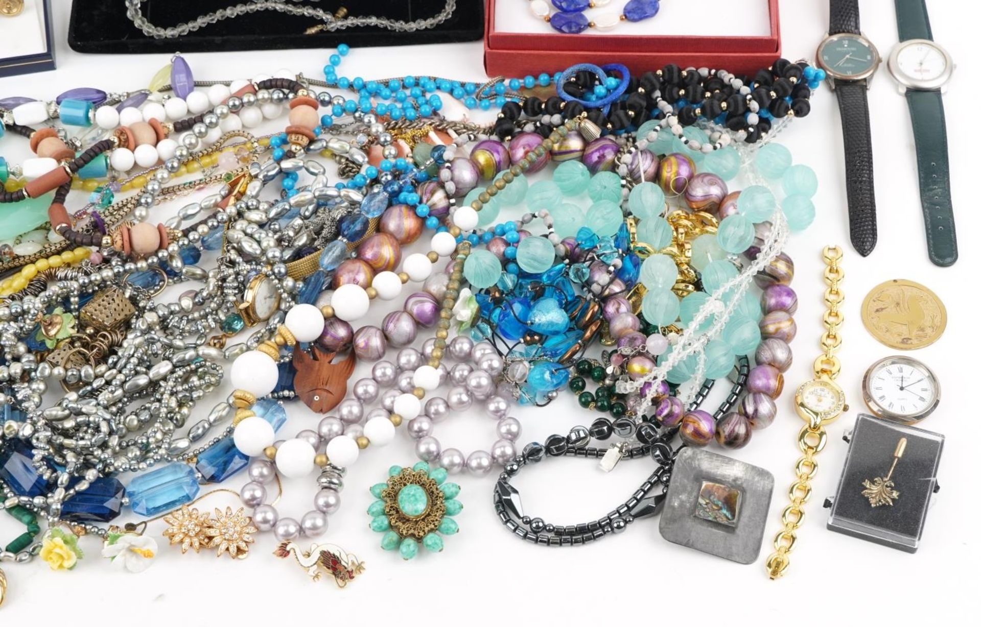 Vintage and later costume jewellery including semi precious stone necklaces, brooches, clip on - Bild 5 aus 5