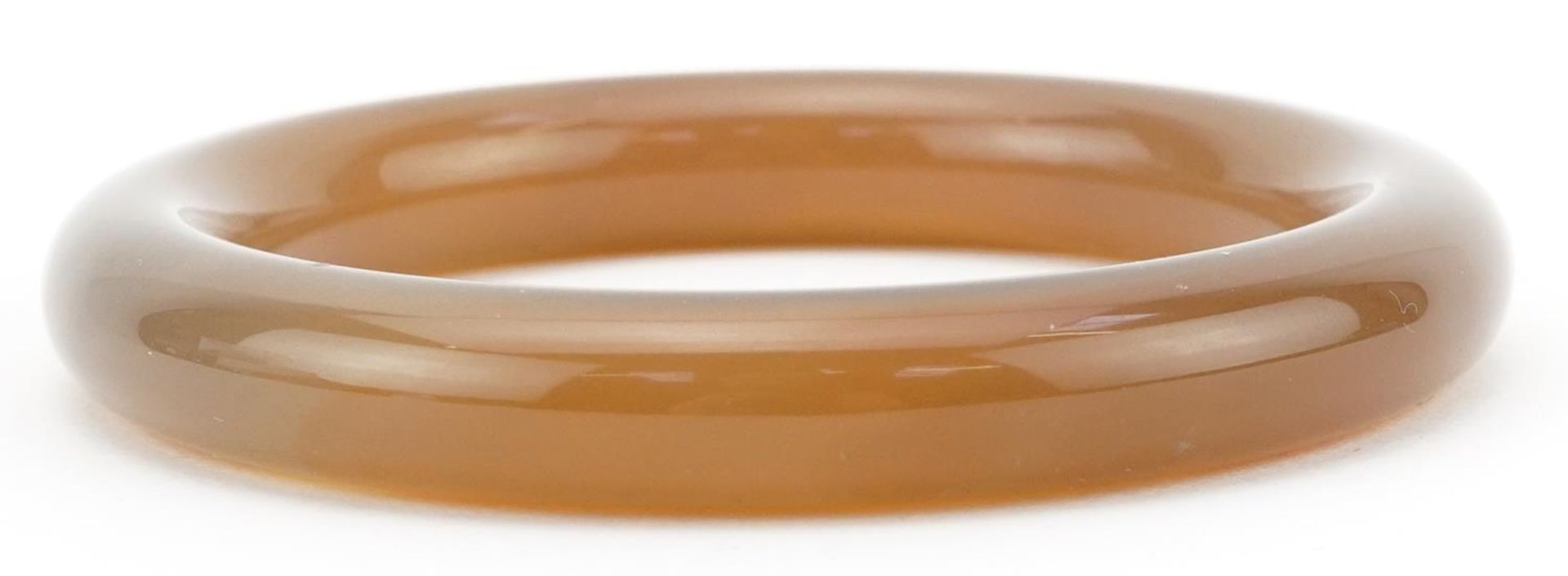 Chinese agate bangle, 7.5cm in diameter, 43.2g - Image 2 of 3