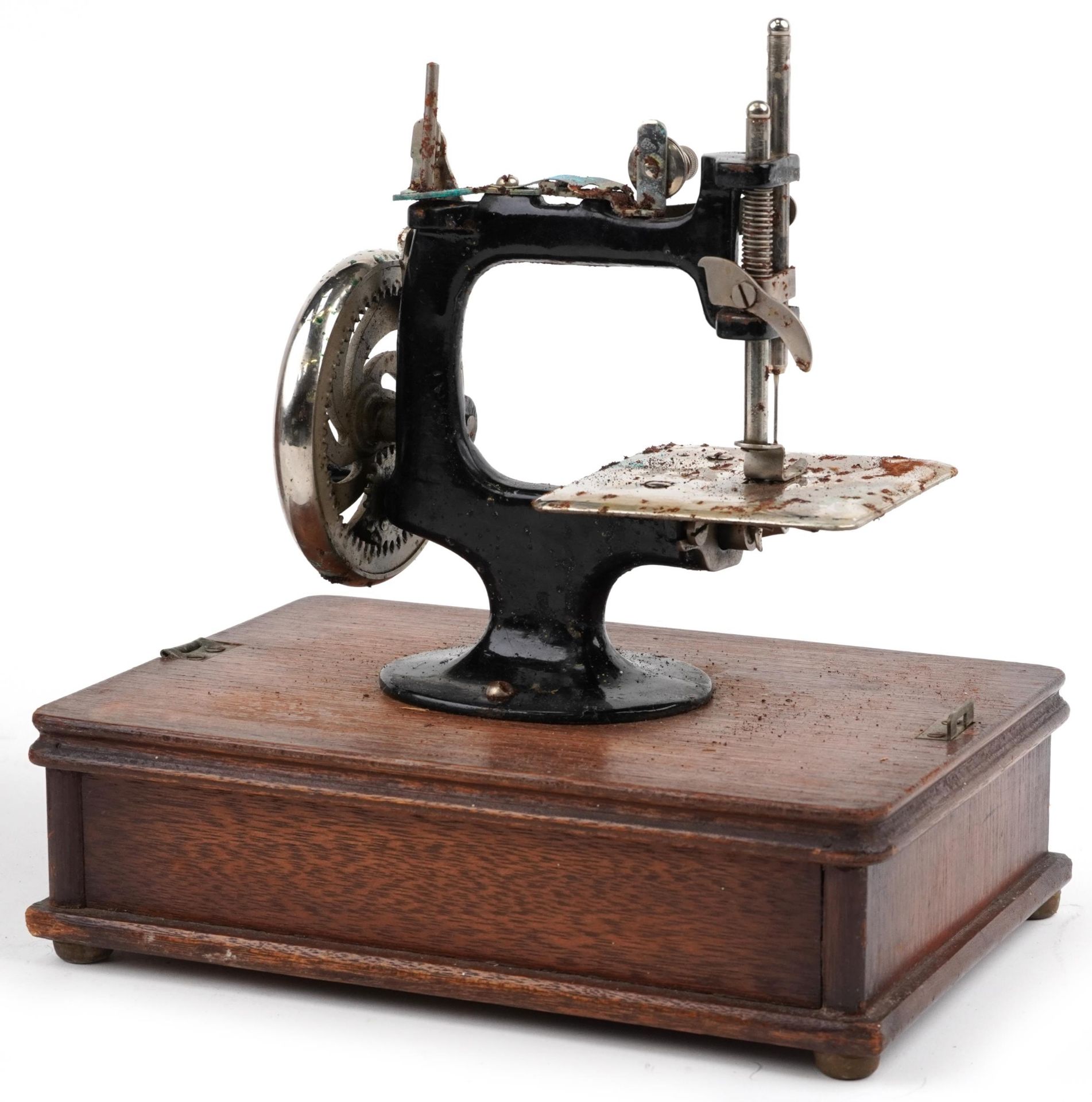 Early 20th century continental cast iron child's sewing machine with dome top case - Image 3 of 4