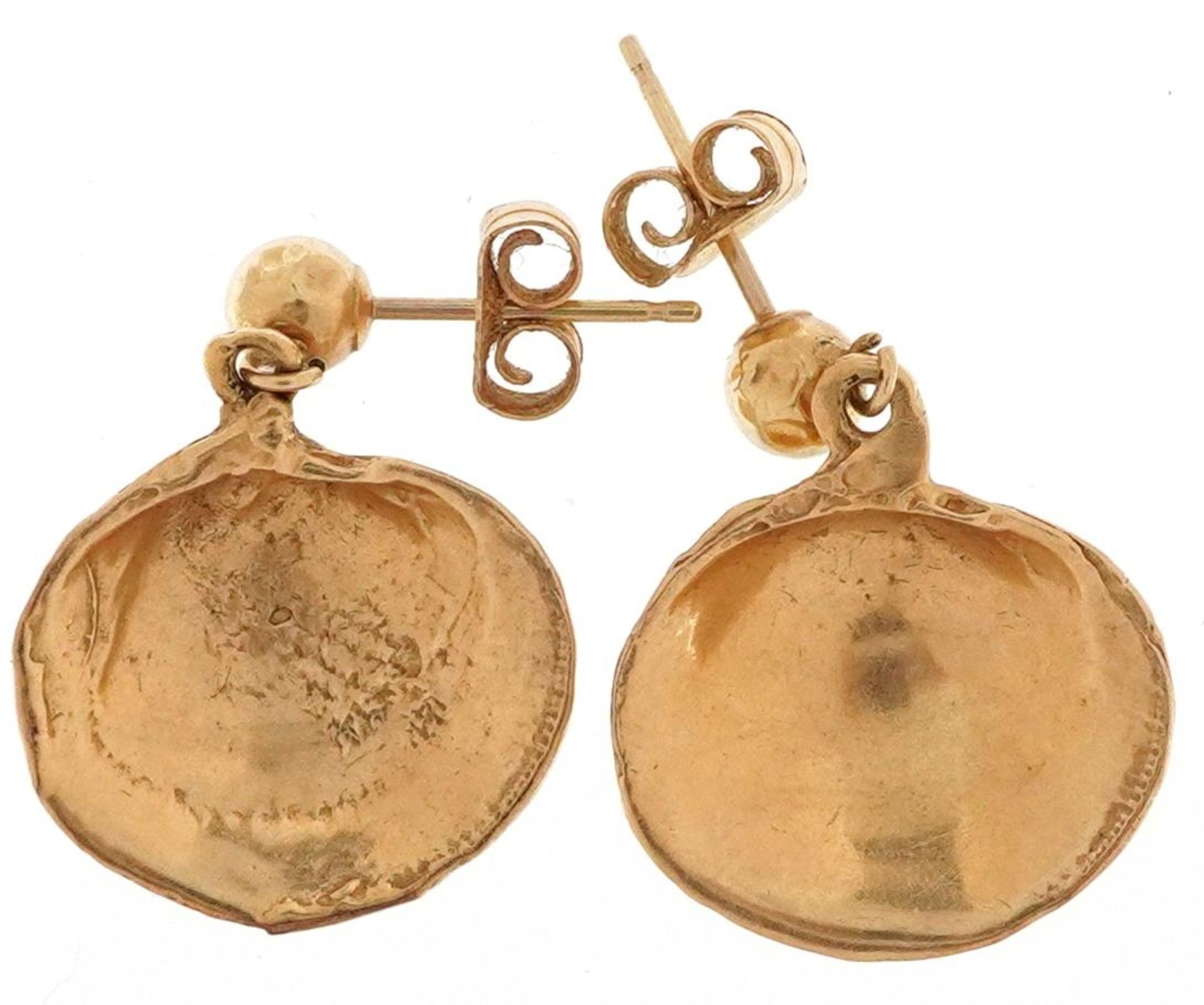 Pair of 14ct gold shell shaped drop earrings, each 2.1cm high, total 4.2g - Bild 2 aus 2