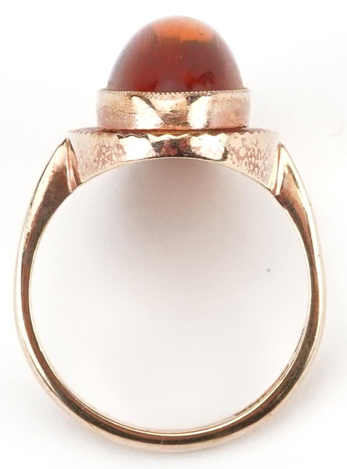 Modernist 9ct gold cabochon natural amber ring with engine turned setting, size P, 4.8g - Image 3 of 4