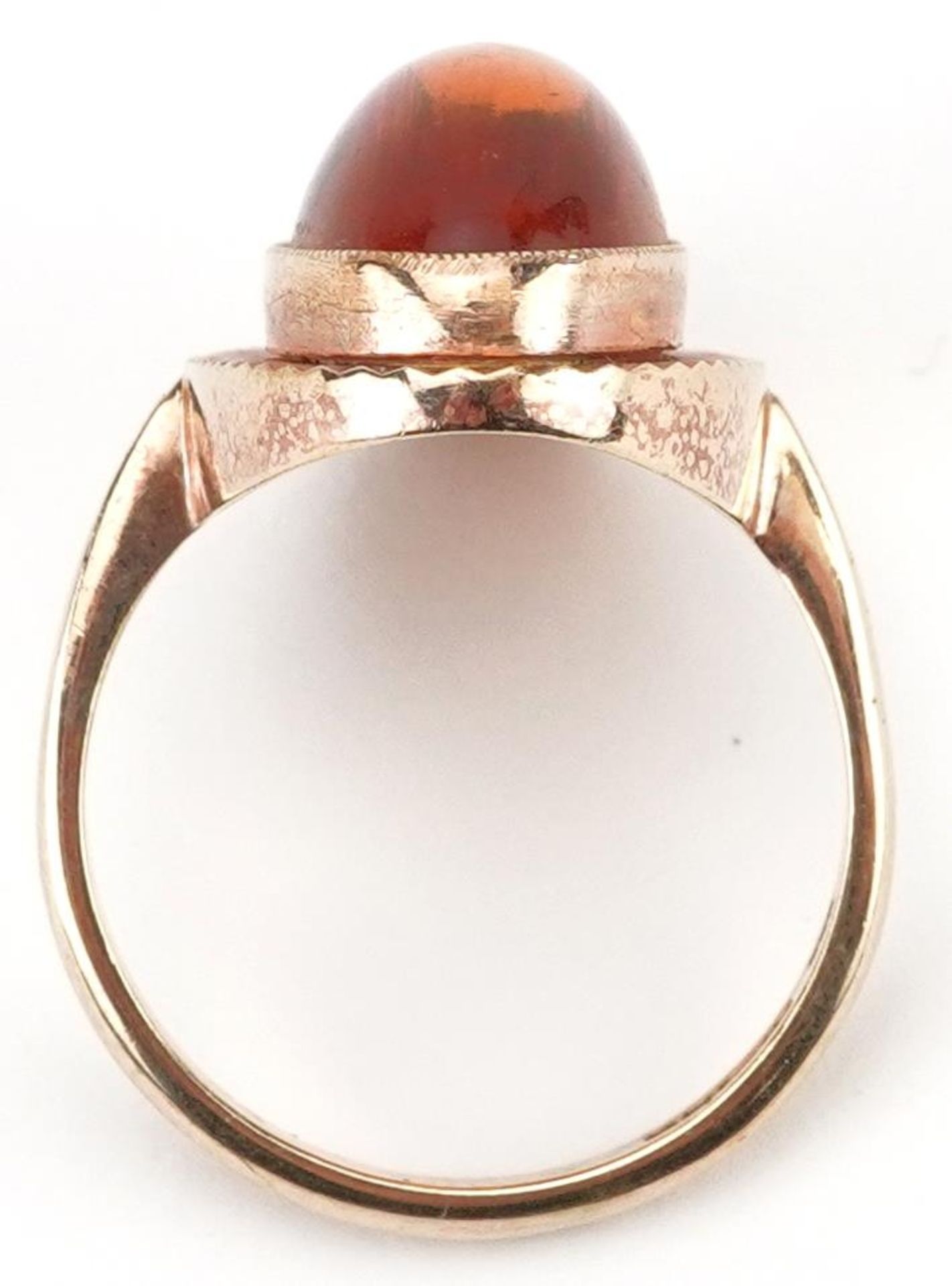 Modernist 9ct gold cabochon natural amber ring with engine turned setting, size P, 4.8g - Bild 3 aus 4