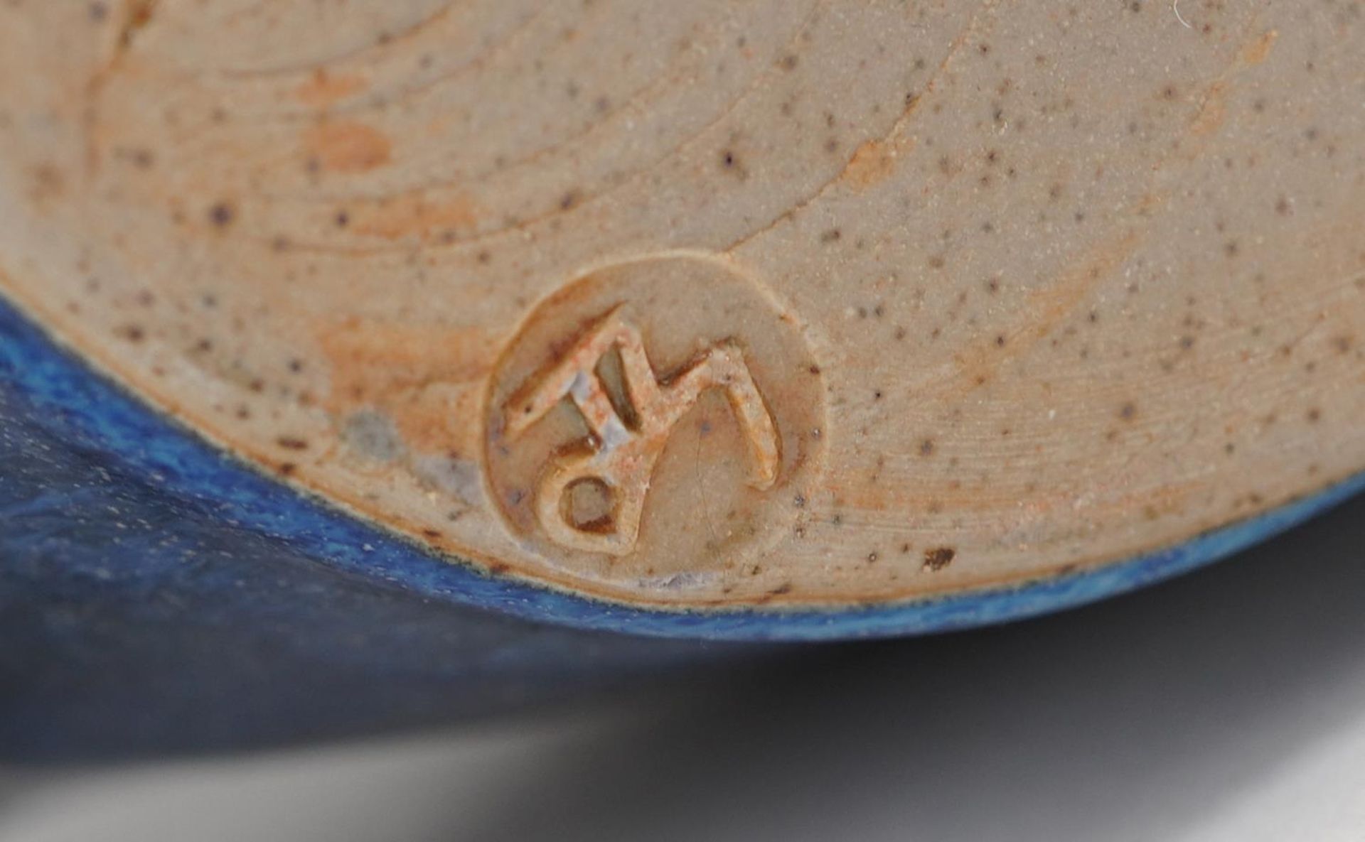 Three studio pottery jugs and a flagon including a blue glazed example by Winchcombe, the largest - Bild 5 aus 5