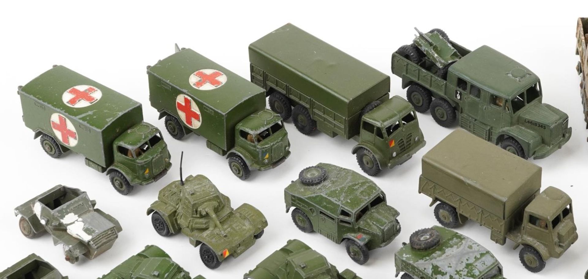 Vintage Dinky diecast army vehicles and weapons including three tonne army wagon, military ambulance - Bild 2 aus 5