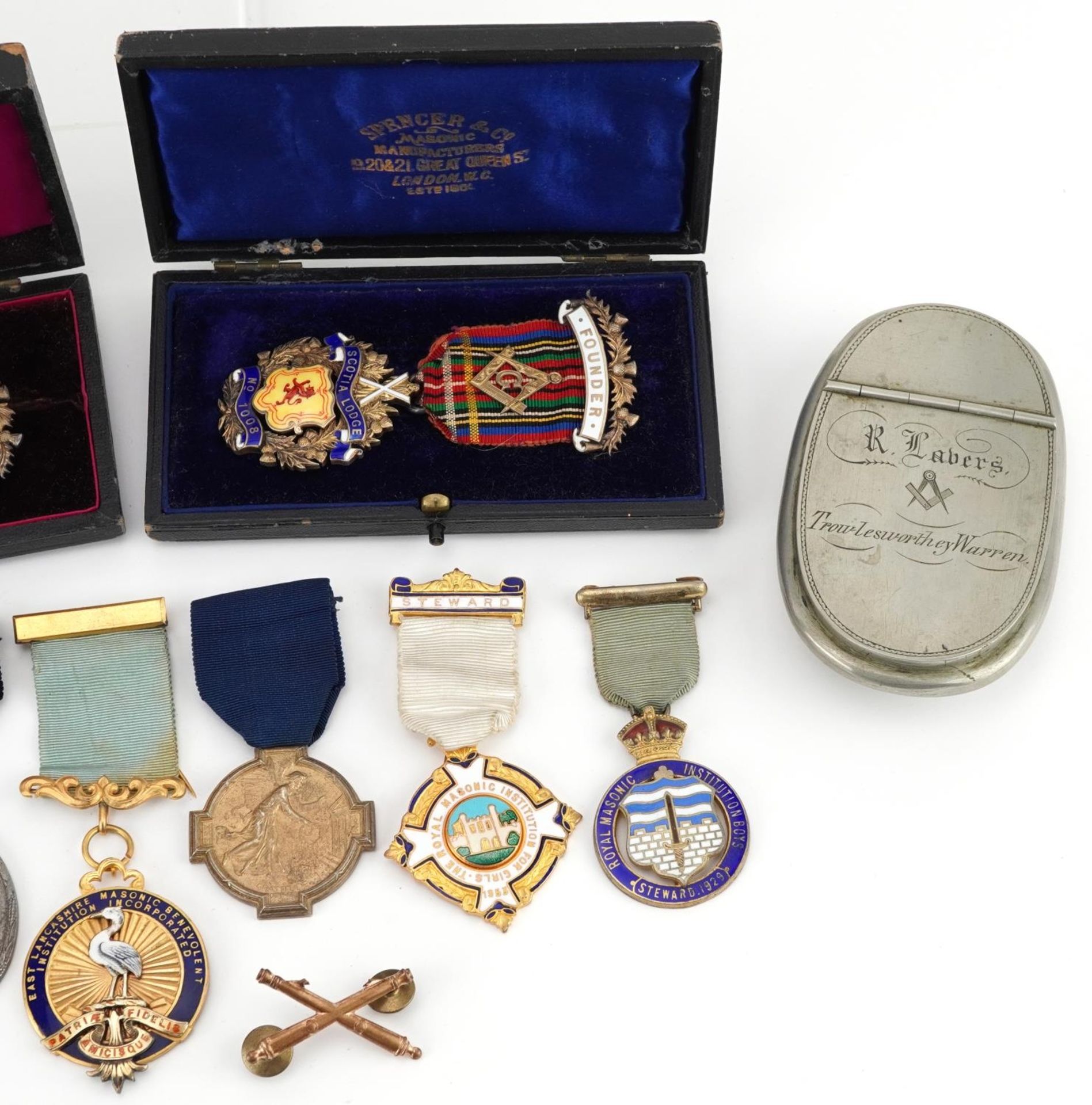 Masonic regalia, some silver and enamel, including a 19th century oval white metal snuff box - Bild 3 aus 4