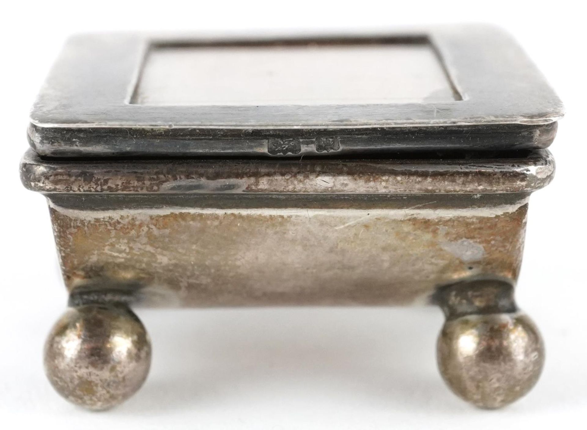 James Deakin & Sons, Edwardian silver stamp box raised on four ball feet, Birmingham 1901, 2cm H x - Image 3 of 6