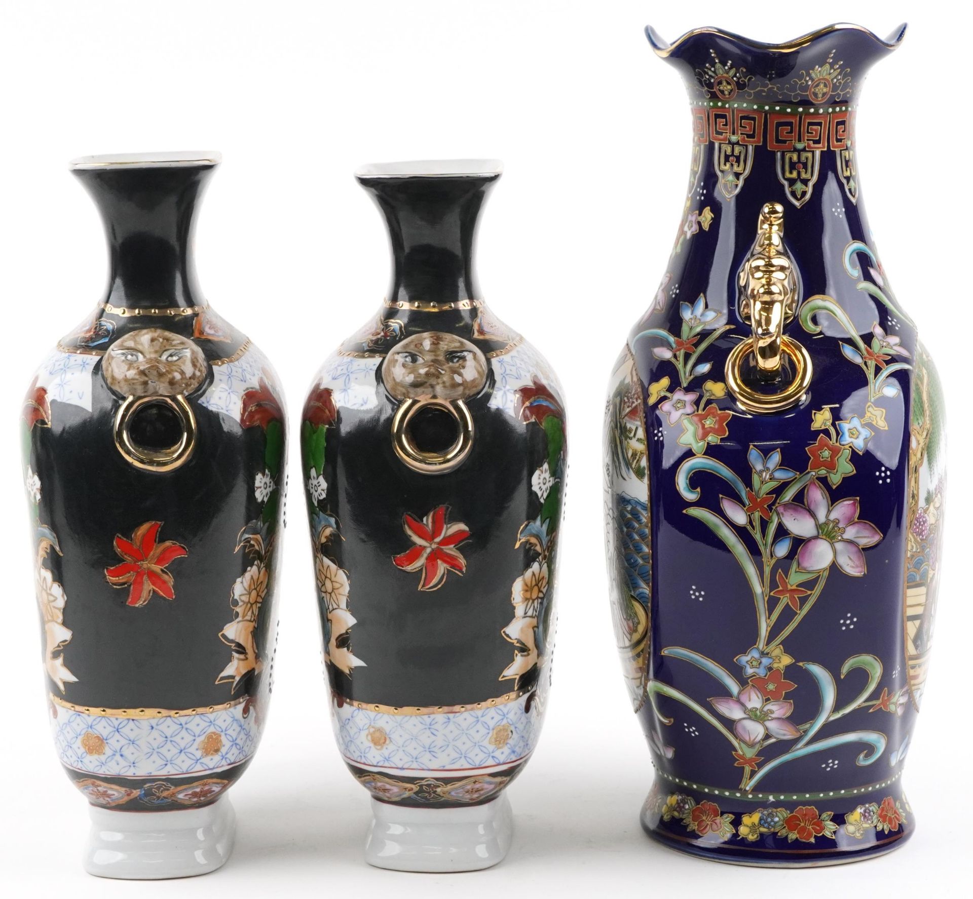 Three Chinese porcelain vases comprising blue ground example decorated with panels of figures in - Bild 4 aus 6