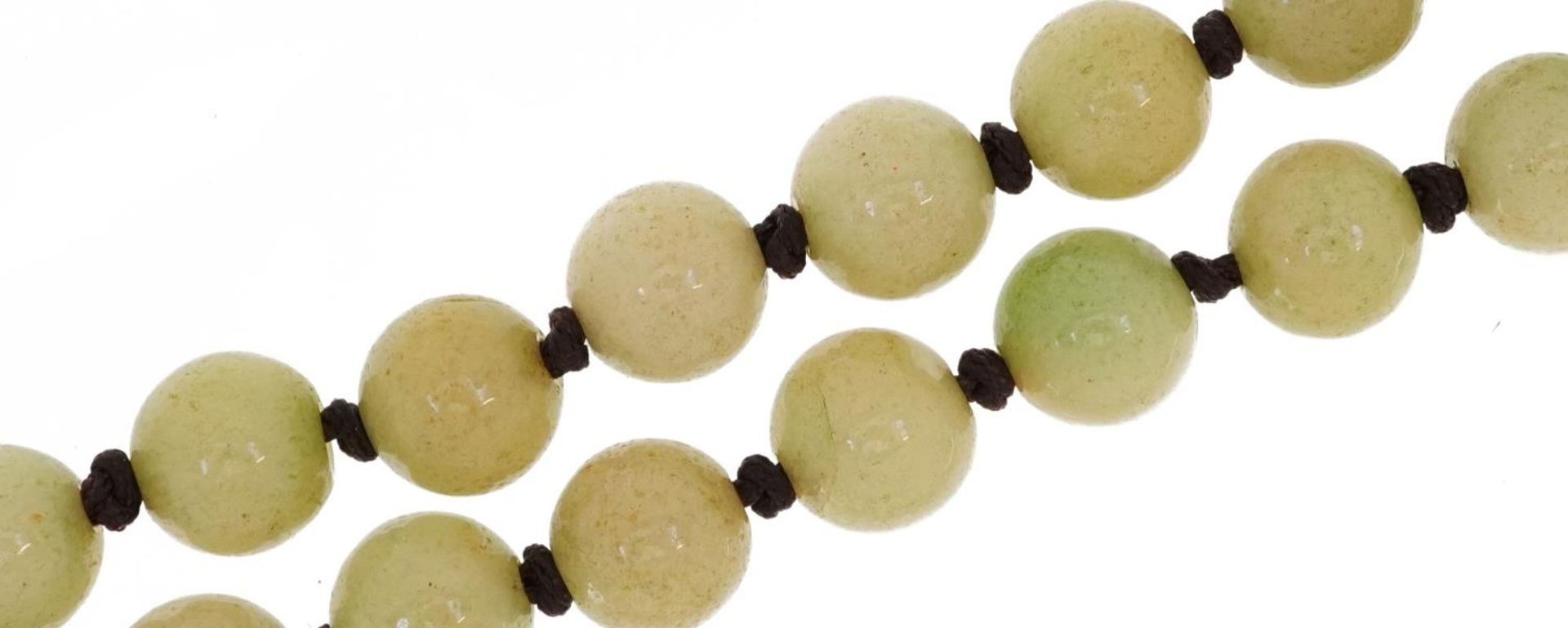 Chinese green jade bead necklace, 124cm in length, 150.7g