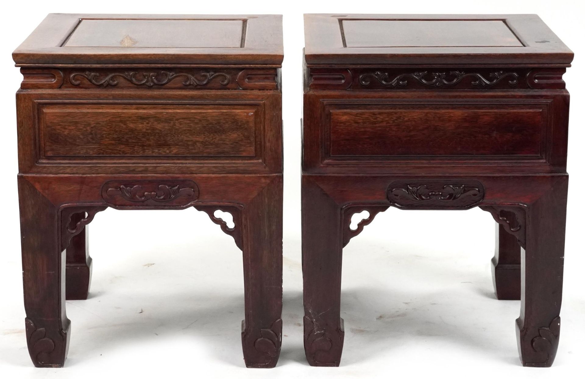 Pair of Chinese carved hardwood tables with square tops, possibly Hongmu, each 59.5cm H x 49cm W x - Bild 4 aus 4
