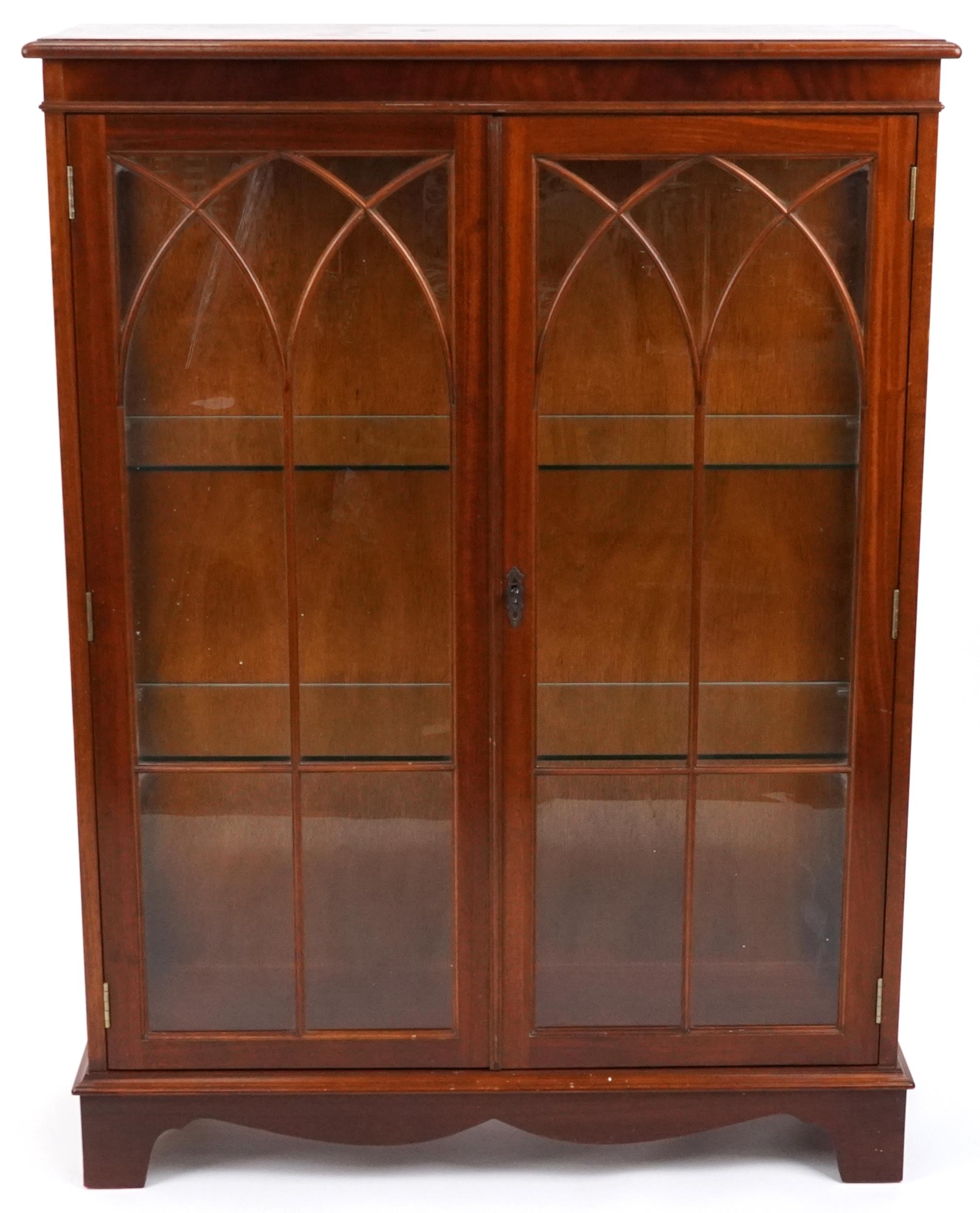 Mahogany two door display cabinet enclosing two glass shelves, 123.5cm H x 91cm W x 33cm D - Image 2 of 4