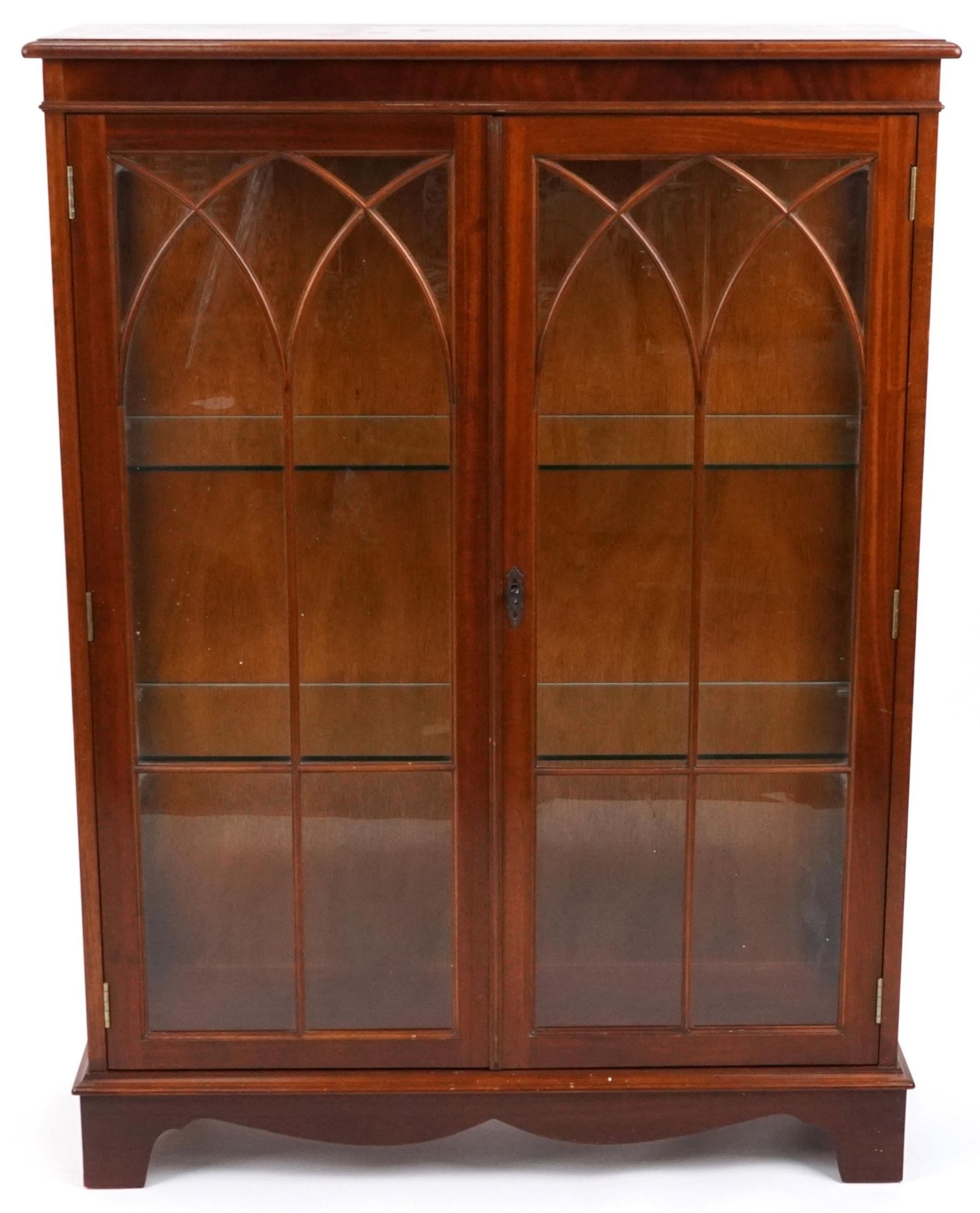 Mahogany two door display cabinet enclosing two glass shelves, 123.5cm H x 91cm W x 33cm D - Bild 2 aus 4