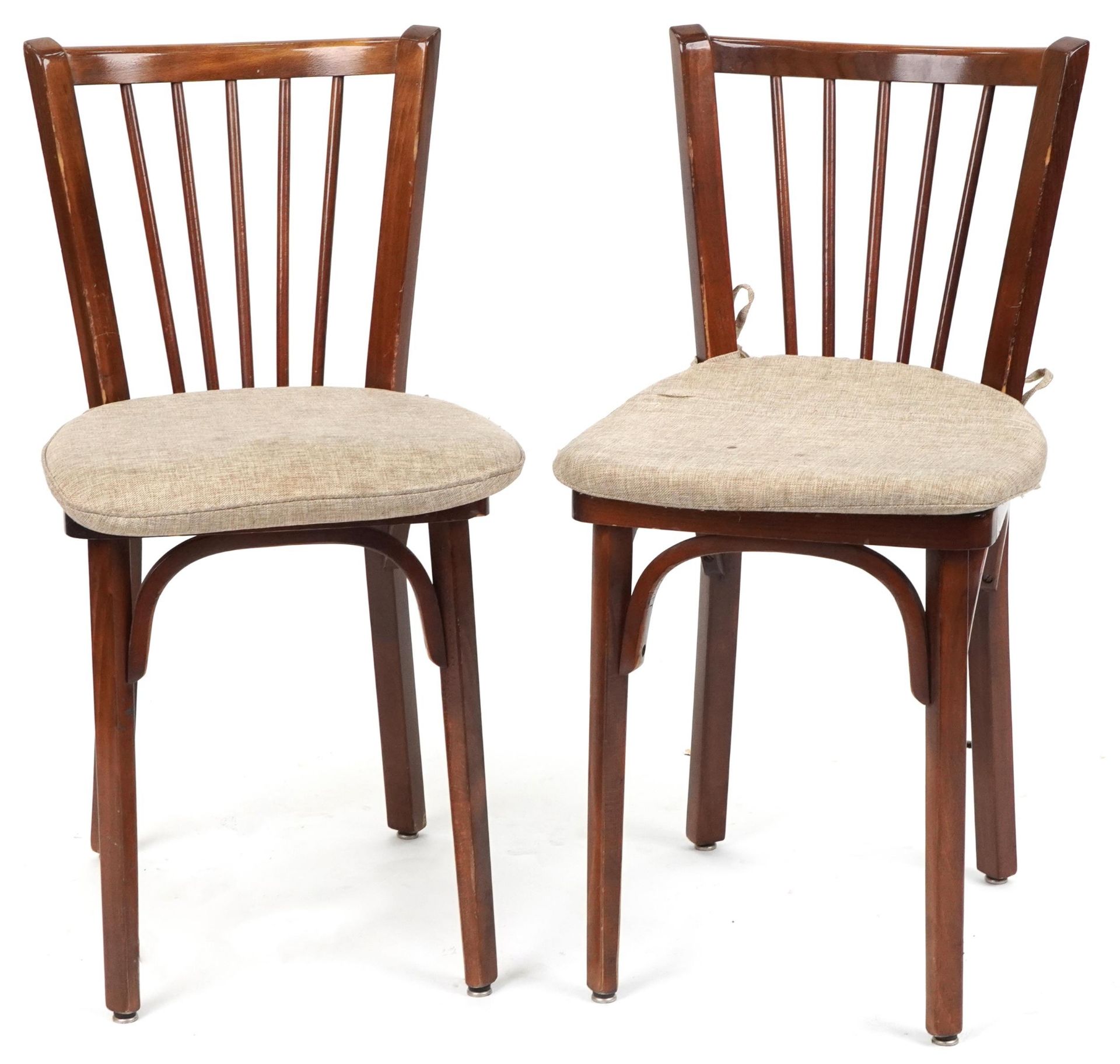 Contemporary circular bistro table with cast iron base and two mahogany chairs with cushions, the - Bild 5 aus 7