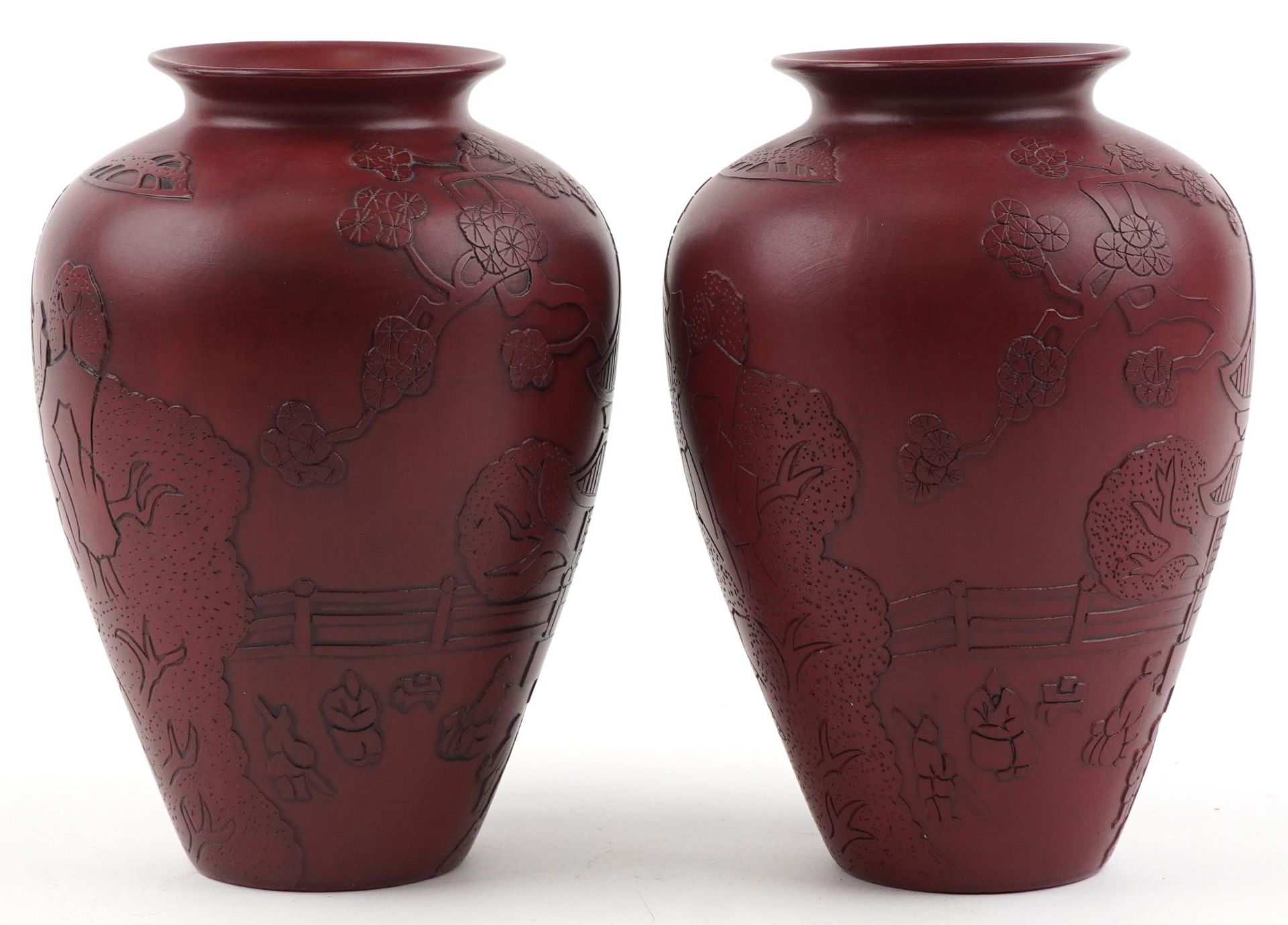 Pair of Chinese faux cinnabar lacquer porcelain vases incised with figures in a palace setting, each - Bild 2 aus 6