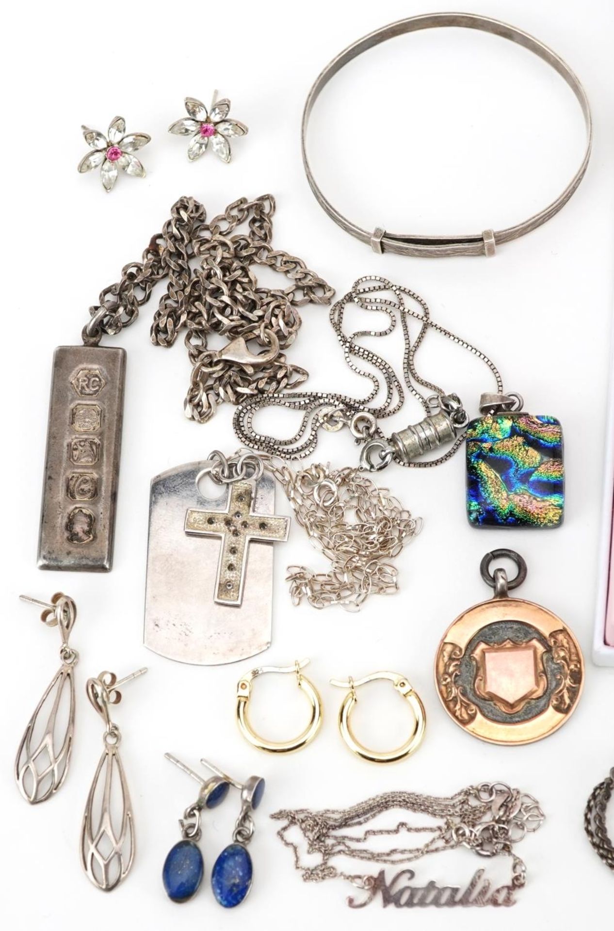 Antique and later silver jewellery and a pair of 9ct gold hoop earrings including pendants on - Bild 2 aus 4
