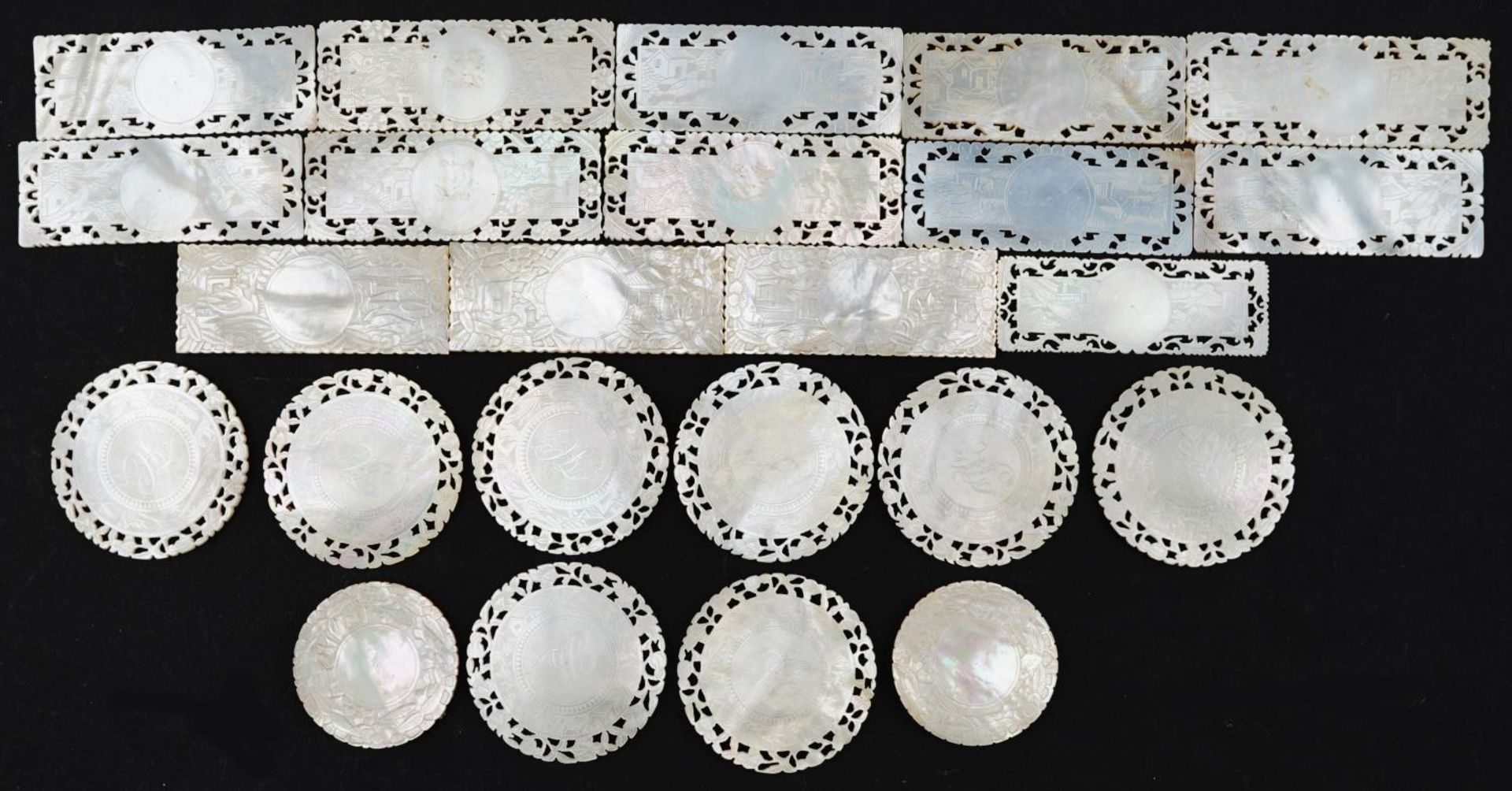 Good collection of Chinese Canton mother of pearl gaming counters including examples finely and - Bild 7 aus 19