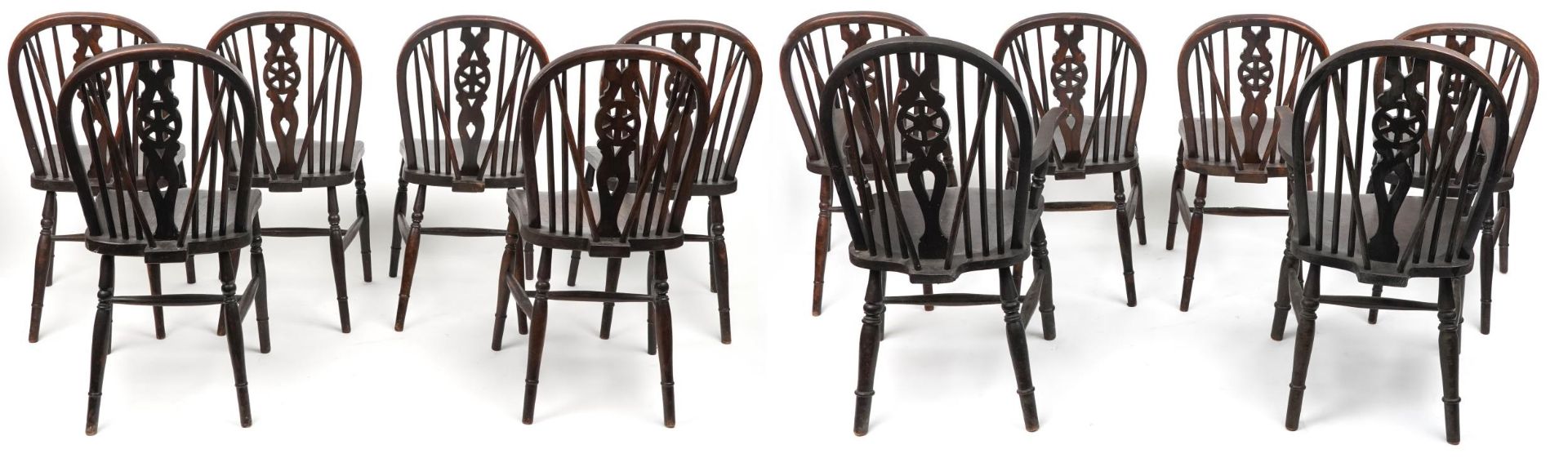 Set of eight antique oak wheel back dining chairs together with two oak wheel back carver chairs, - Bild 4 aus 9