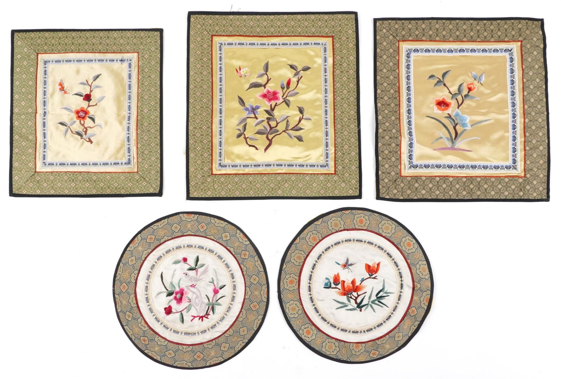 Chinese textiles and pictures including four paintings on silk of birds and flowers and five silk - Bild 31 aus 33