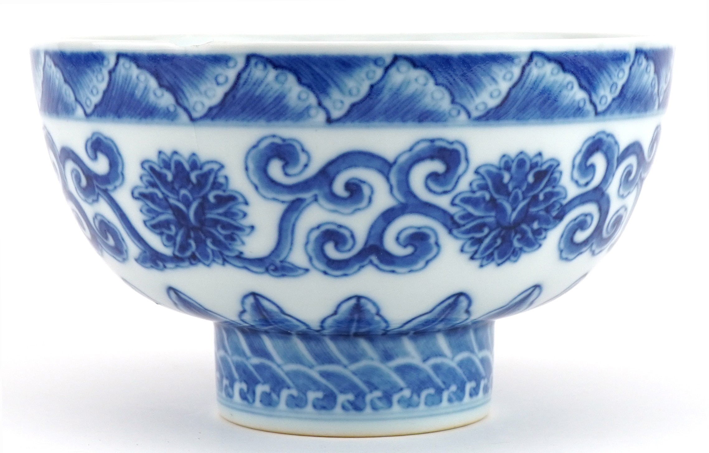 Chinese blue and white porcelain footed bowl hand painted with flower heads amongst scrolling - Image 4 of 7