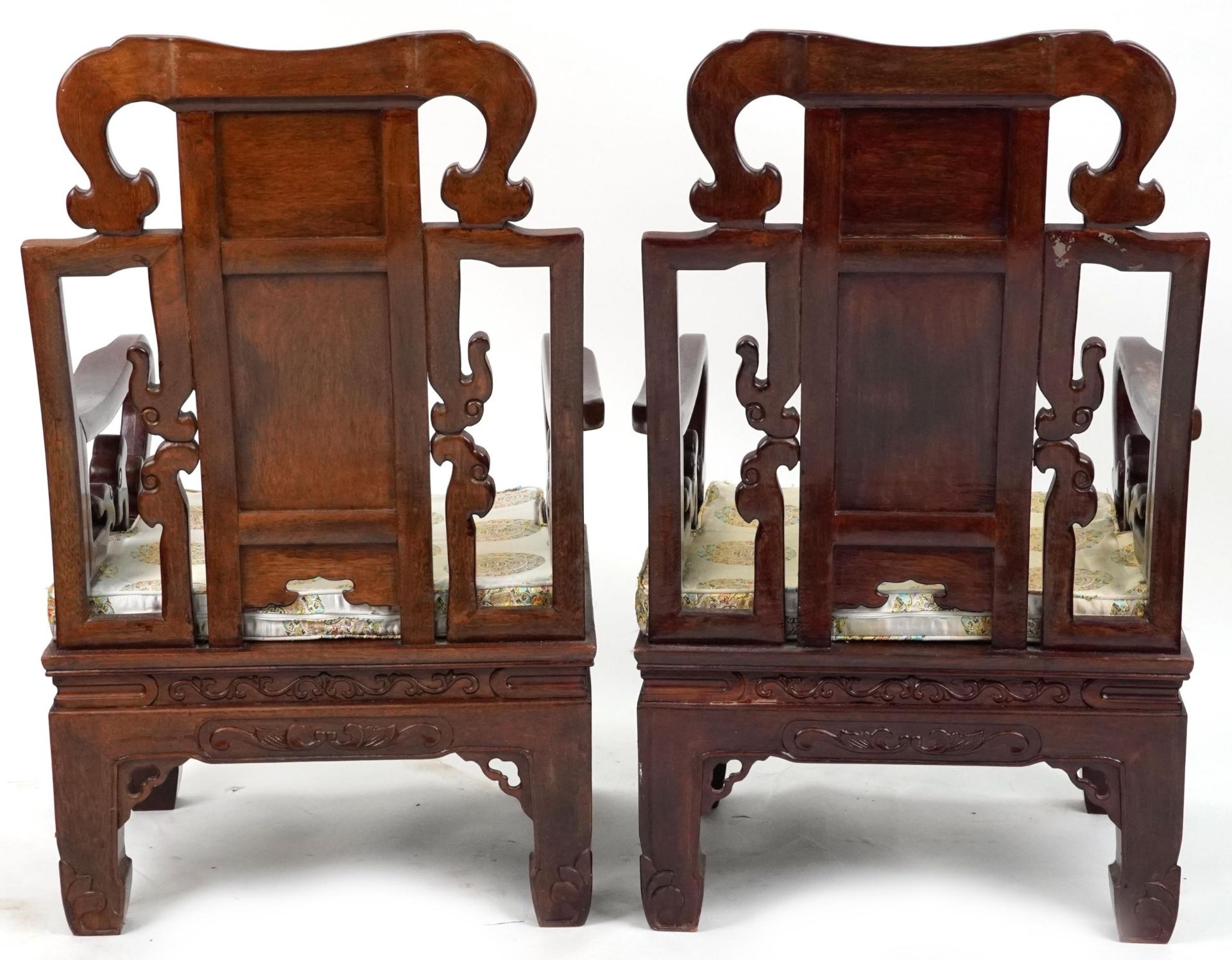 Pair of Chinese carved hardwood throne seats with lift of cushioned seats, possibly Hongmu, each - Bild 4 aus 4