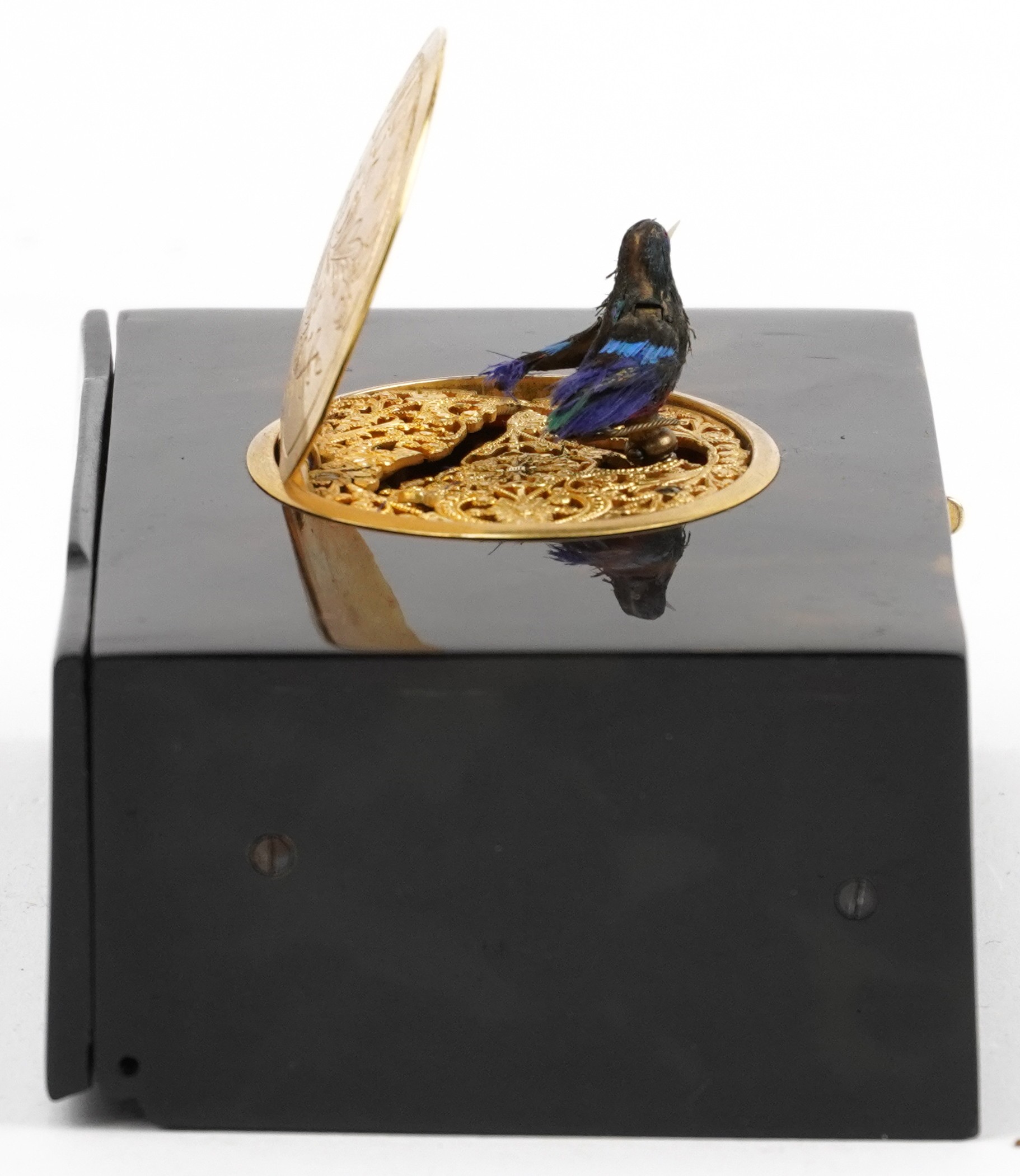 19th century Swiss faux tortoiseshell automaton bird box with unmarked silver gilt hinged lid - Image 7 of 11