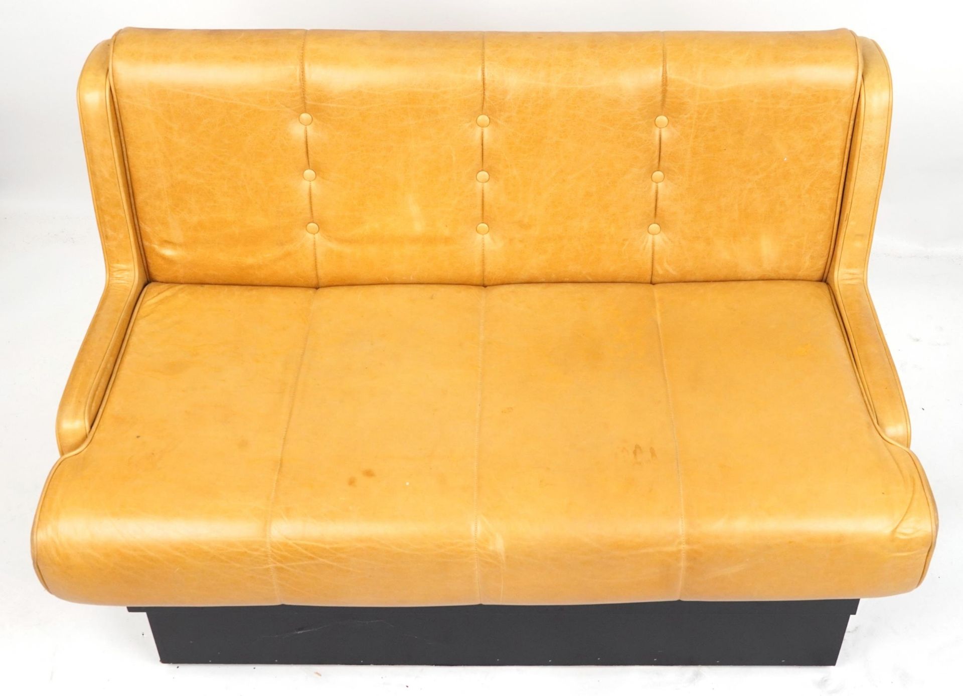 Mustard leather two seater boudoir bench, 120cm wide - Image 3 of 4