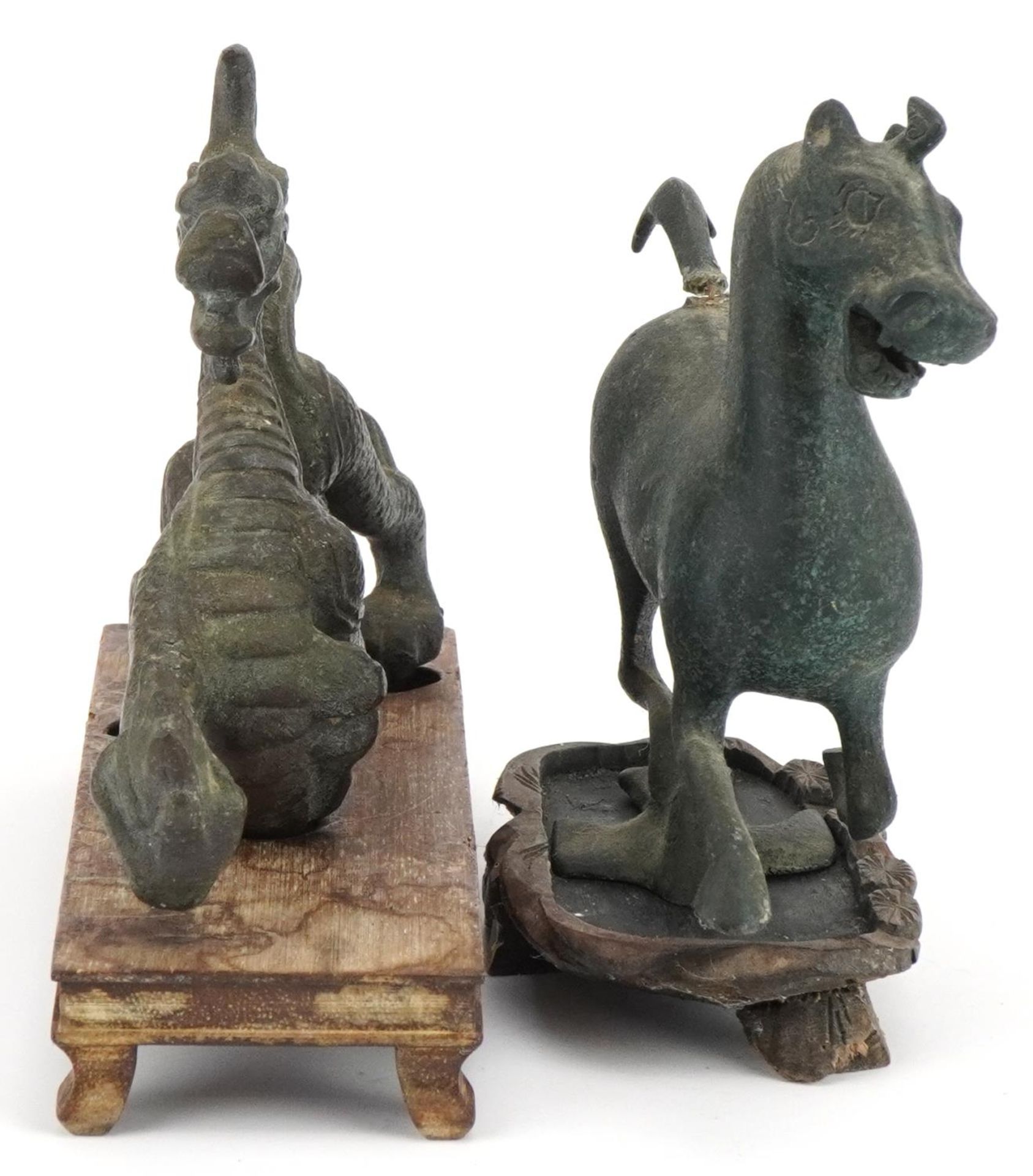 Two Chinese archaic style verdigris cast metal animals including a dragon, each raised on hardwood - Bild 5 aus 7