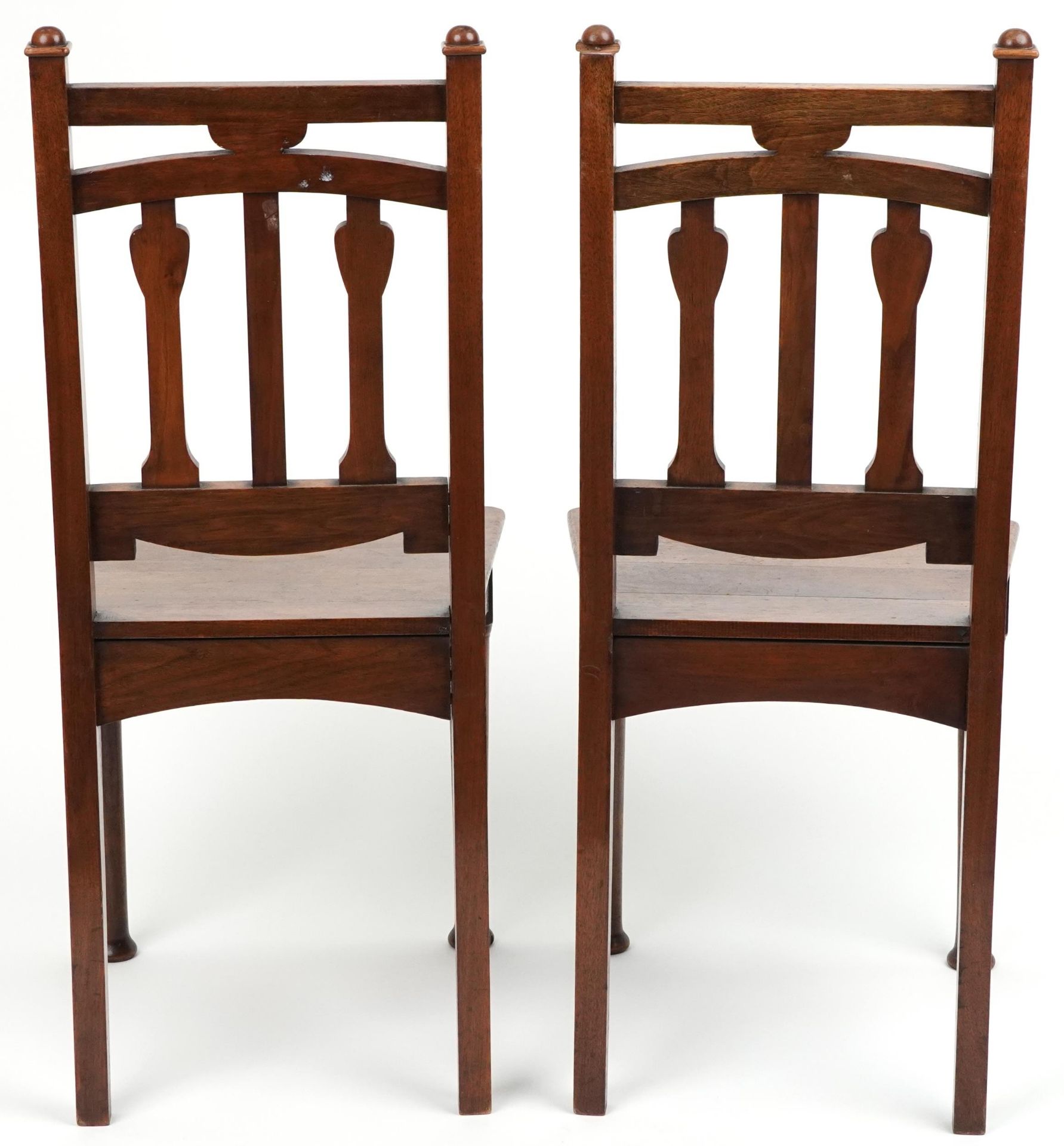 Pair of Arts & Crafts oak side chairs carved with hearts, 96cm high - Bild 4 aus 4