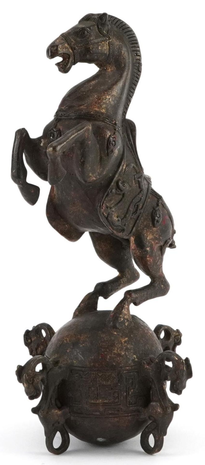 Chinese partially gilt and red lacquered bronze of a rearing horse, 22.5cm high - Bild 3 aus 8