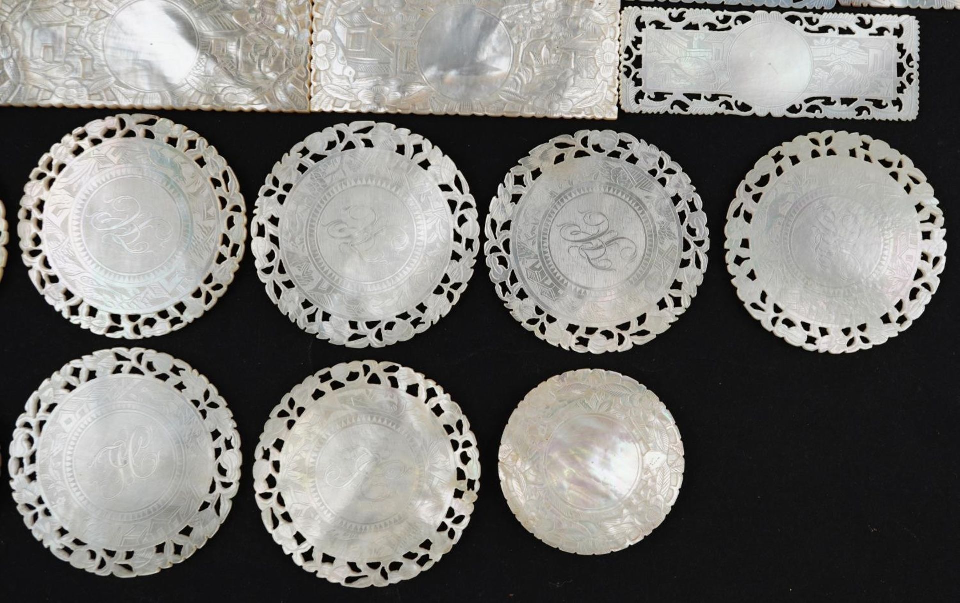Good collection of Chinese Canton mother of pearl gaming counters including examples finely and - Bild 11 aus 19