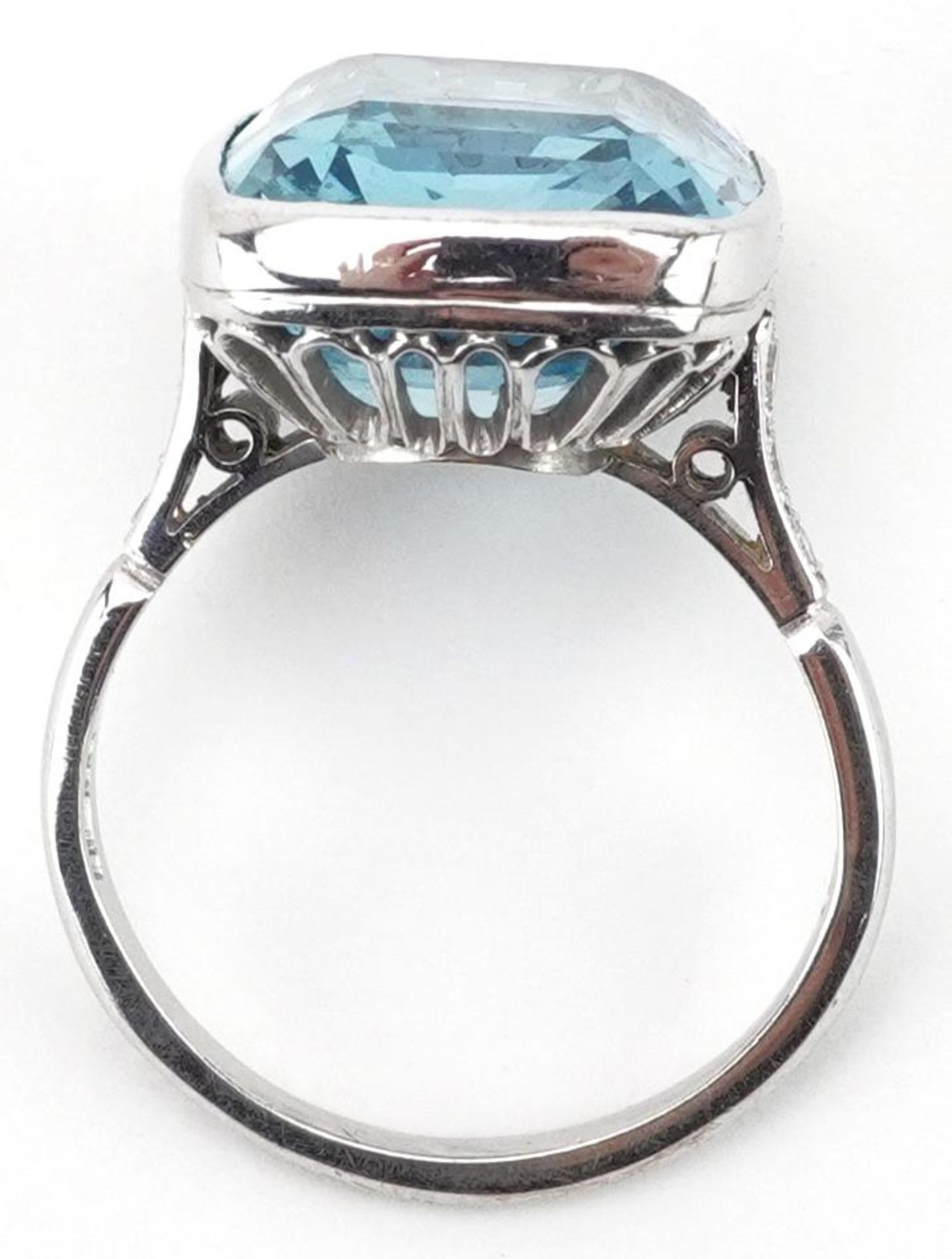 Art Deco style 18ct white gold aquamarine ring with diamond set shoulders, the aquamarine - Bild 4 aus 6