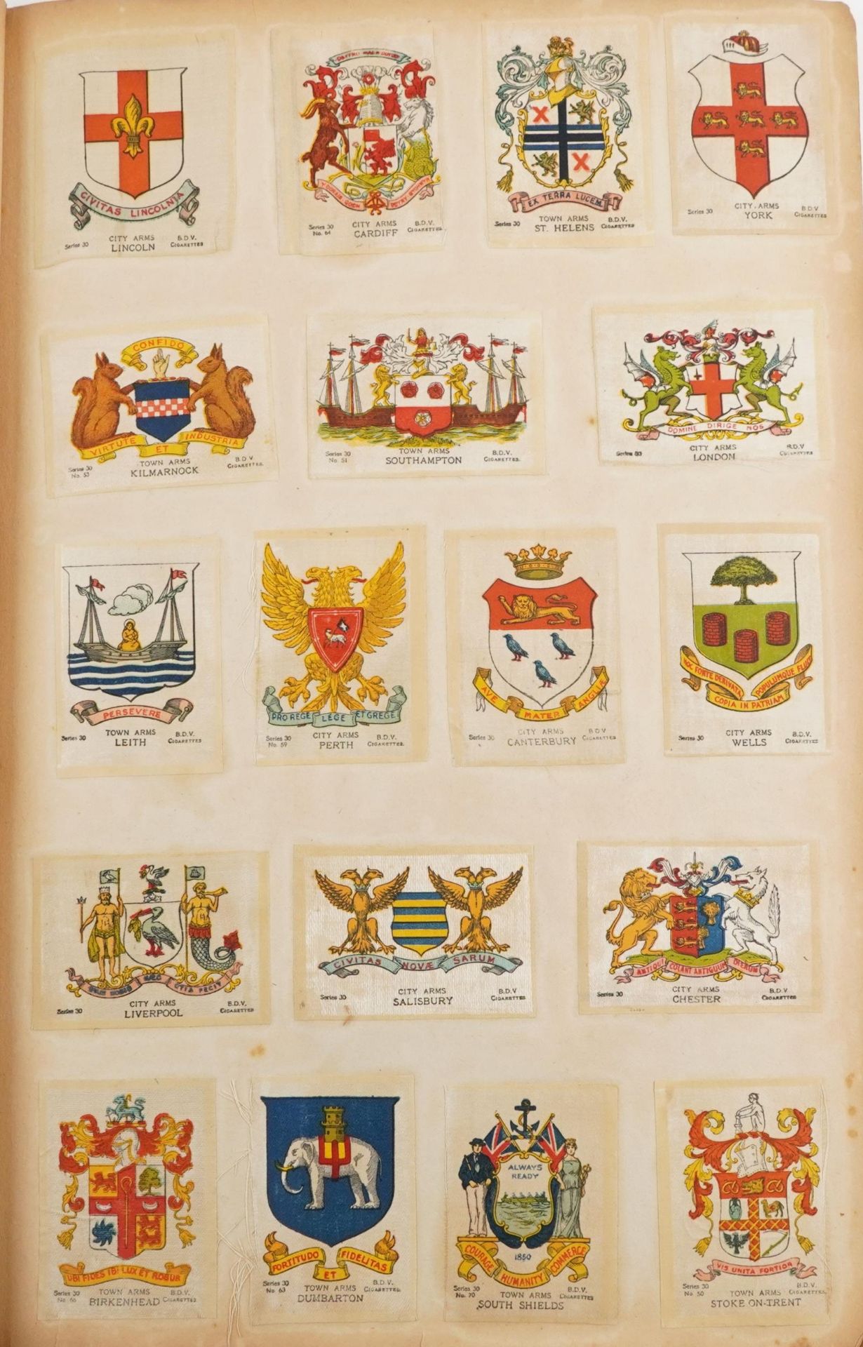 19th century and later ephemera including cigarette cards, tea cards, postcards and various books - Bild 19 aus 20