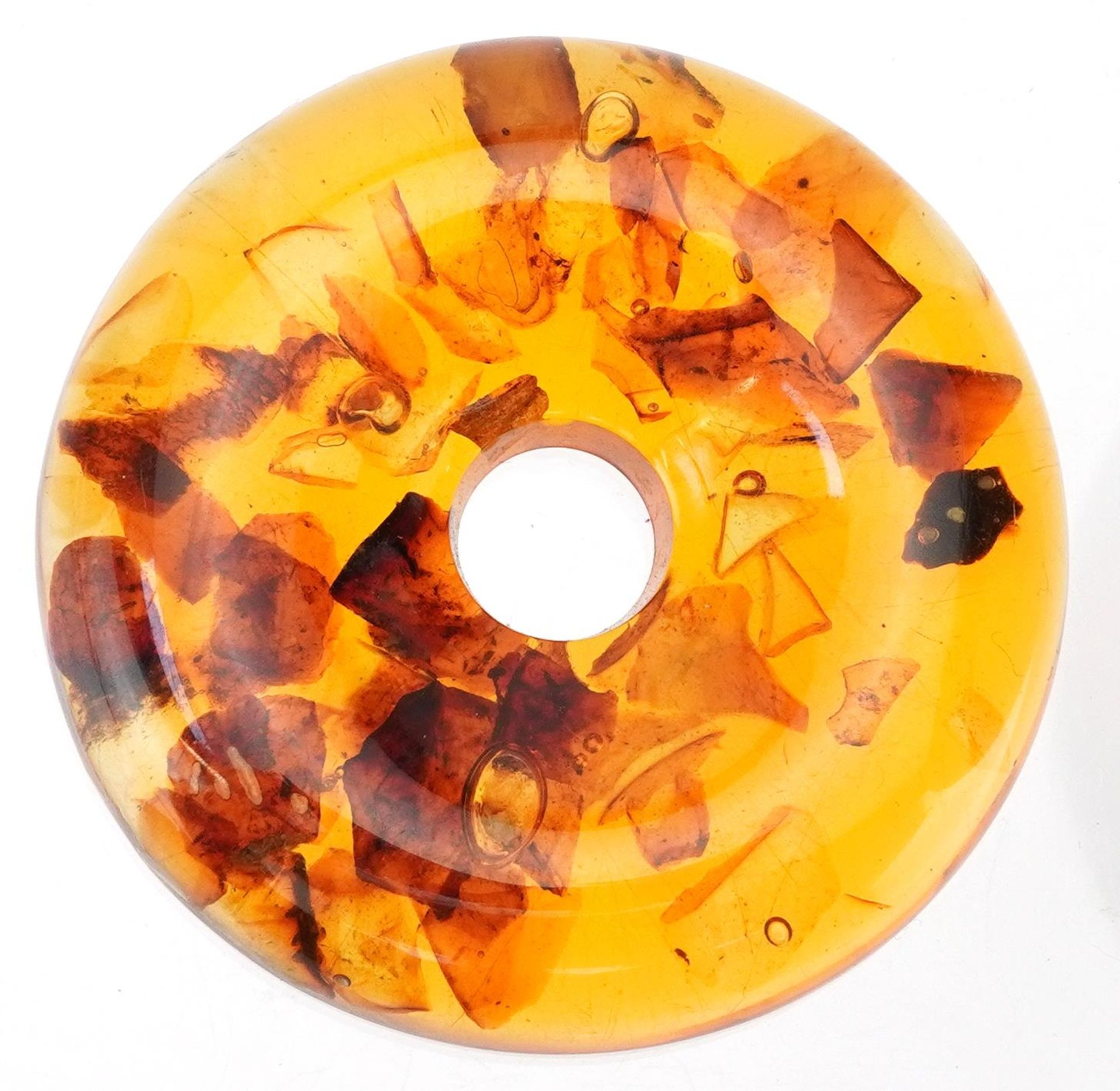 Polished natural amber sphere on stand with encased insects, 6cm high, 91.5g - Bild 2 aus 5