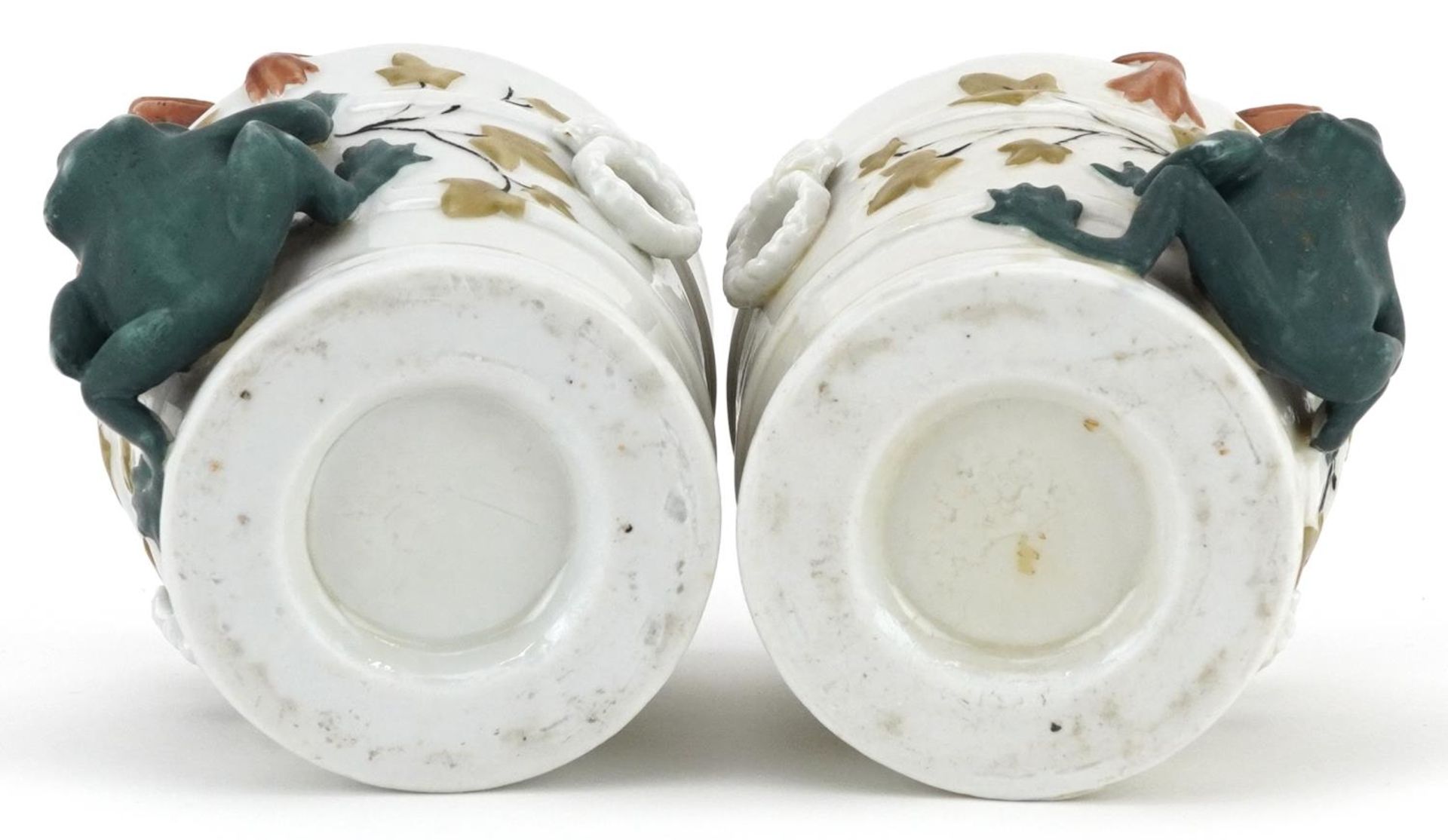 Pair of 19th century continental porcelain comical cache pots in the form of buckets mounted with - Bild 4 aus 4