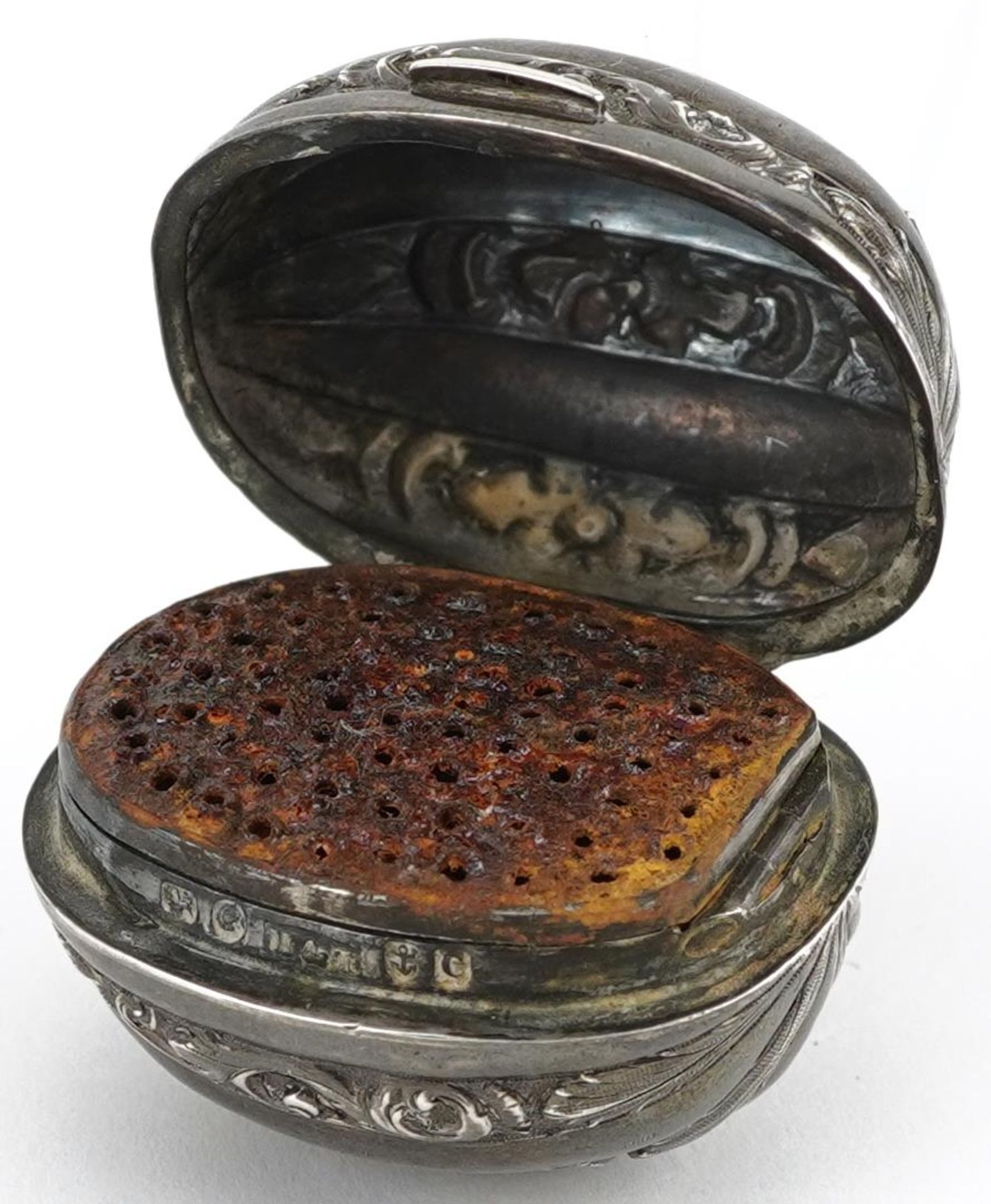 Hilliard & Thomason, Victorian silver nutmeg grater in the form of a nutmeg, Birmingham 1851, 4cm in - Image 2 of 7