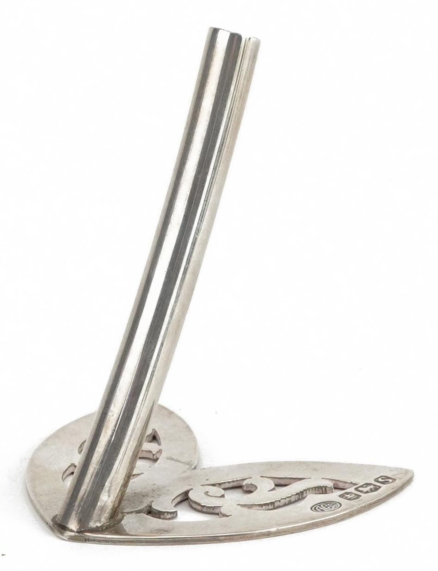 Alexander Clark & Co Ltd, Elizabeth II Art Nouveau style pen stand, Sheffield 1960, 7cm high, 32.6g - Bild 2 aus 3