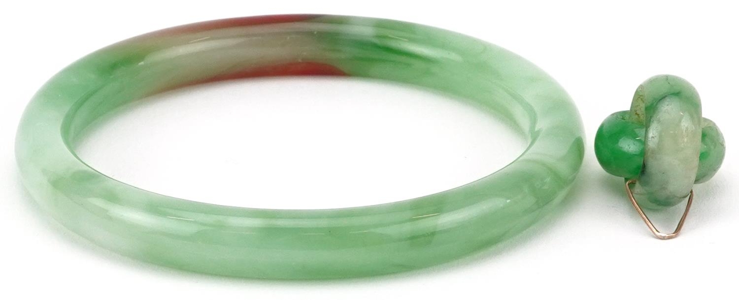 Chinese green jade bangle and pendant with unmarked gold mount, the bangle 8cm in diameter, total - Image 3 of 3