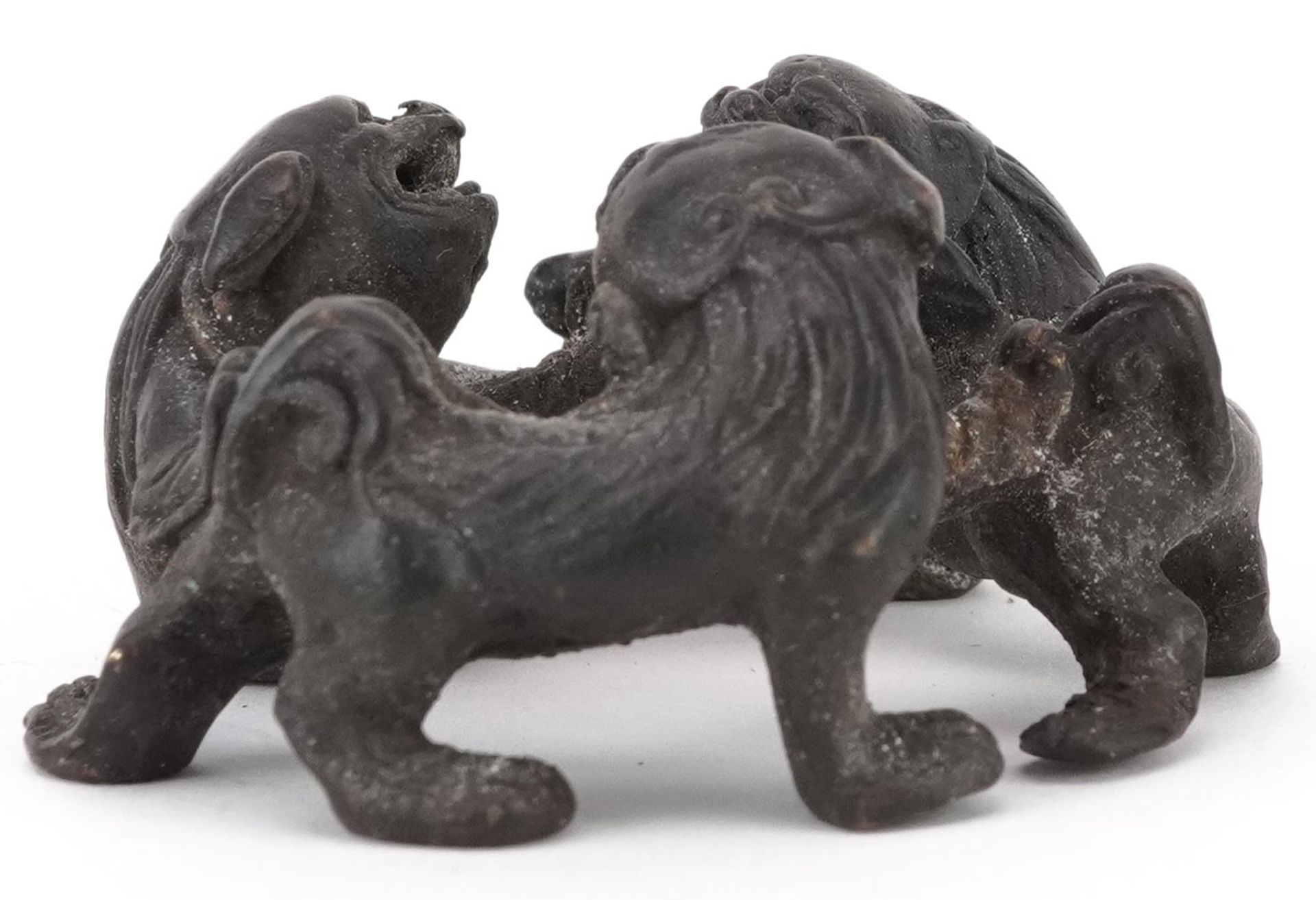 Chinese patinated bronze of three mythical animals, 6cm in diameter - Bild 3 aus 6