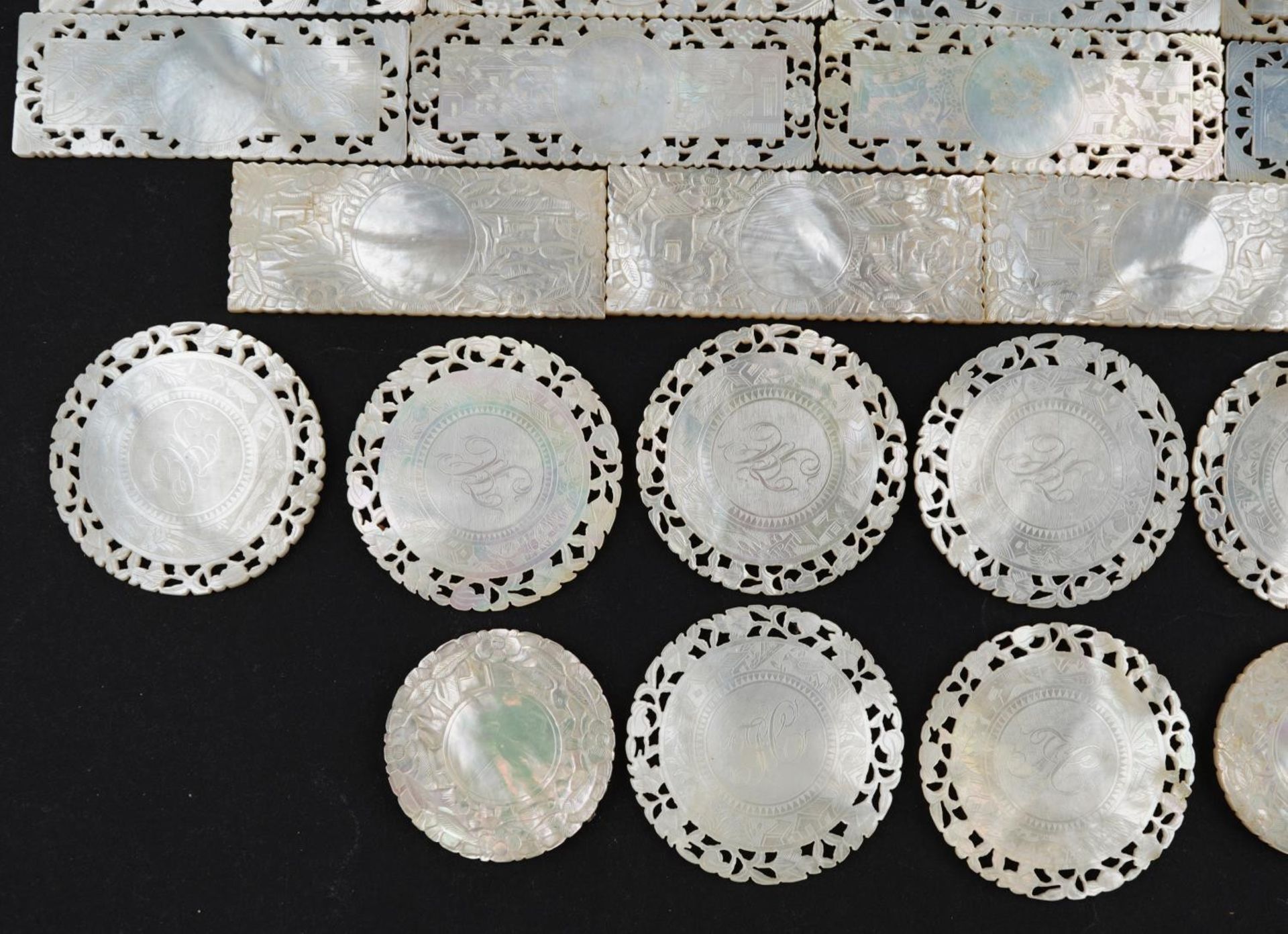 Good collection of Chinese Canton mother of pearl gaming counters including examples finely and - Bild 10 aus 19