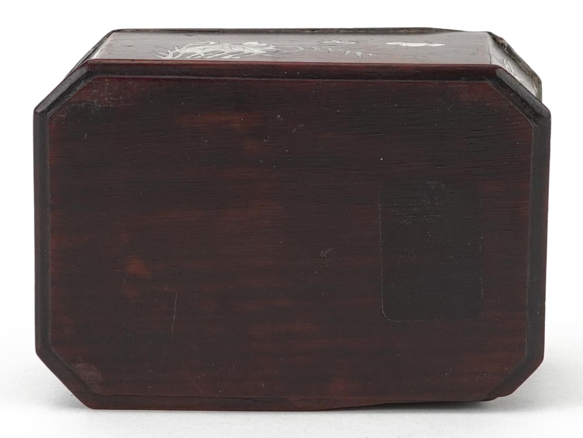 Chinese hardwood box and cover with canted corners and abalone inlay depicting attendant attending a - Bild 7 aus 7