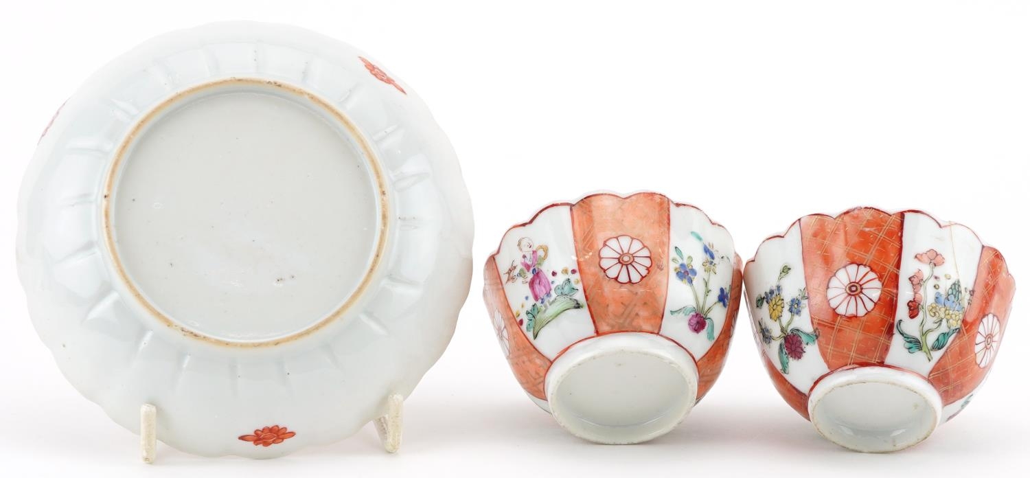 Chinese famille rose porcelain comprising two tea bowls and a saucer, each hand painted with figures - Image 7 of 7