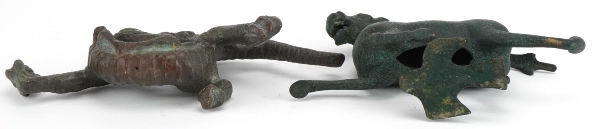 Two Chinese archaic style verdigris cast metal animals including a dragon, each raised on hardwood - Bild 7 aus 7