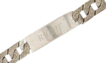 Heavy gentlemen's silver identity bracelet with bark design strap, 22cm in length, 114.8g