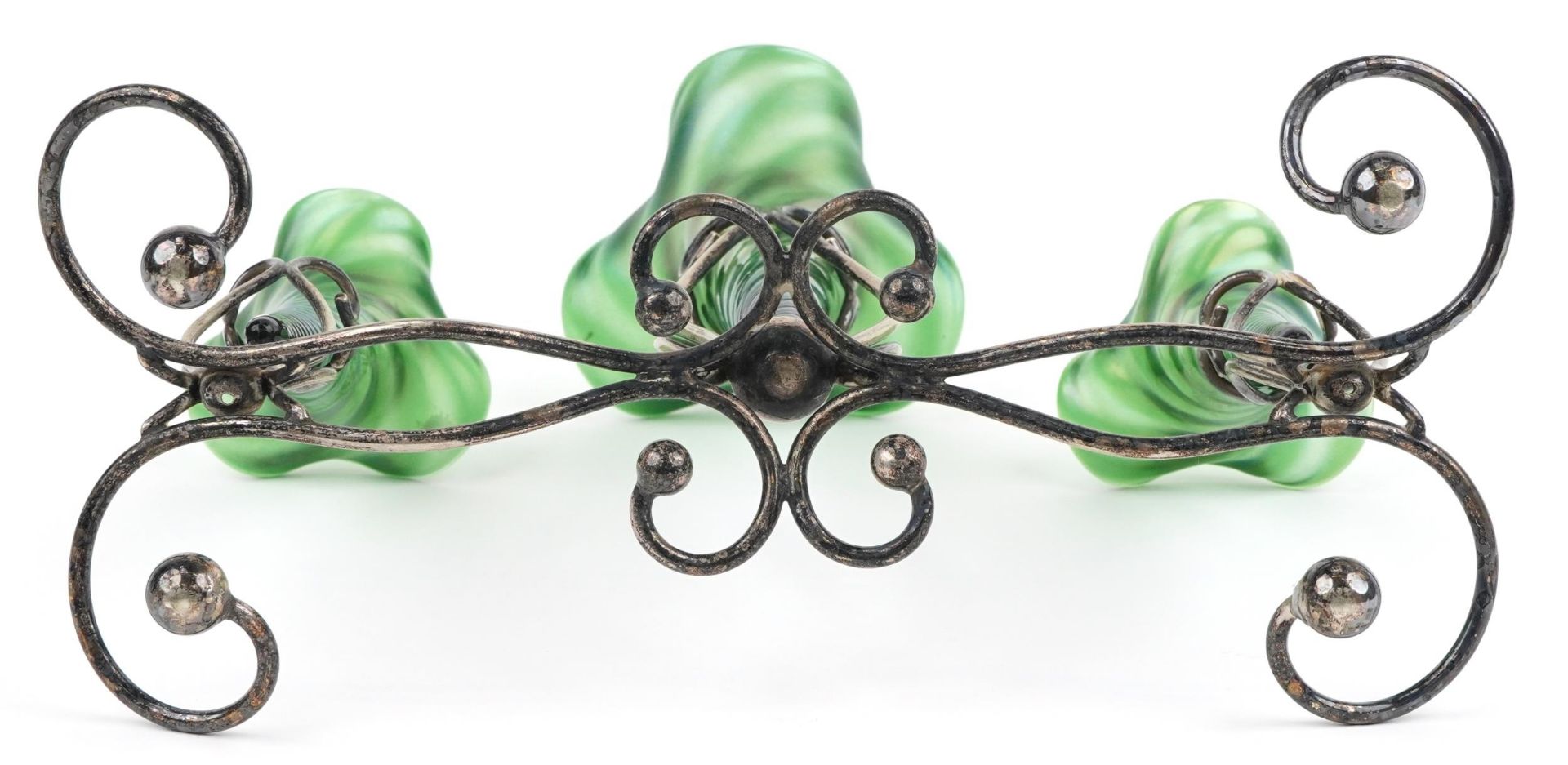 Art Nouveau silver plated three branch epergne stand with three iridescent green glass liners, - Bild 3 aus 3
