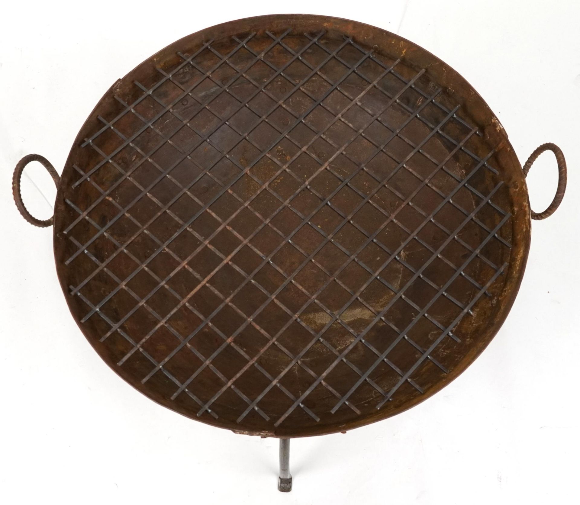 Cast metal firepit with twin handles and grill on tripod stand, 50cm high x 90.5cm in diameter - Bild 2 aus 3
