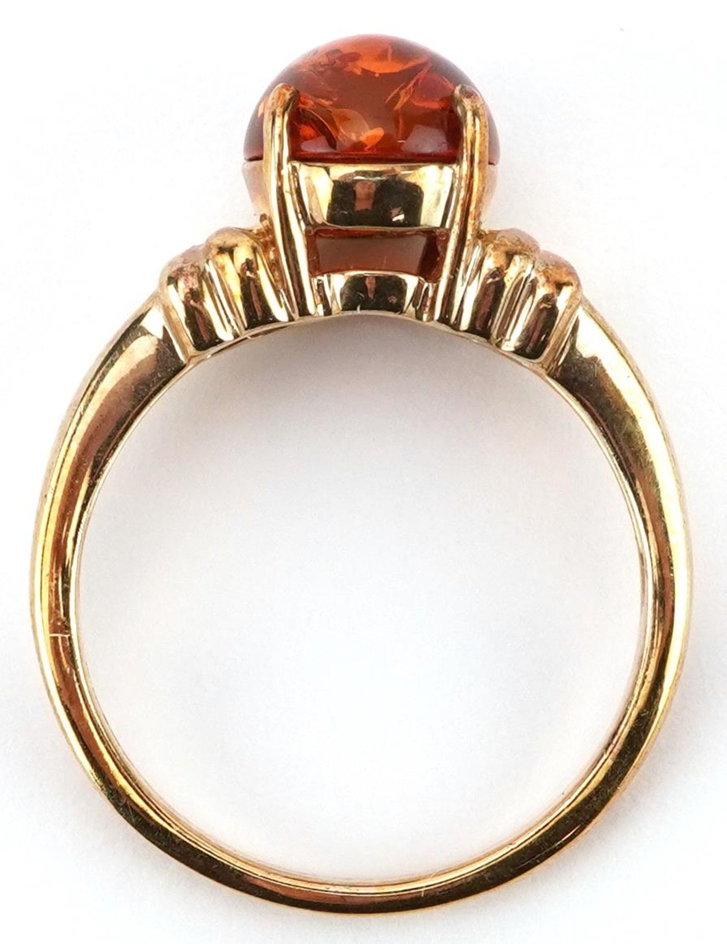 9ct gold cabochon natural amber ring with split bow design shoulders, size N, 3.3g - Image 3 of 4