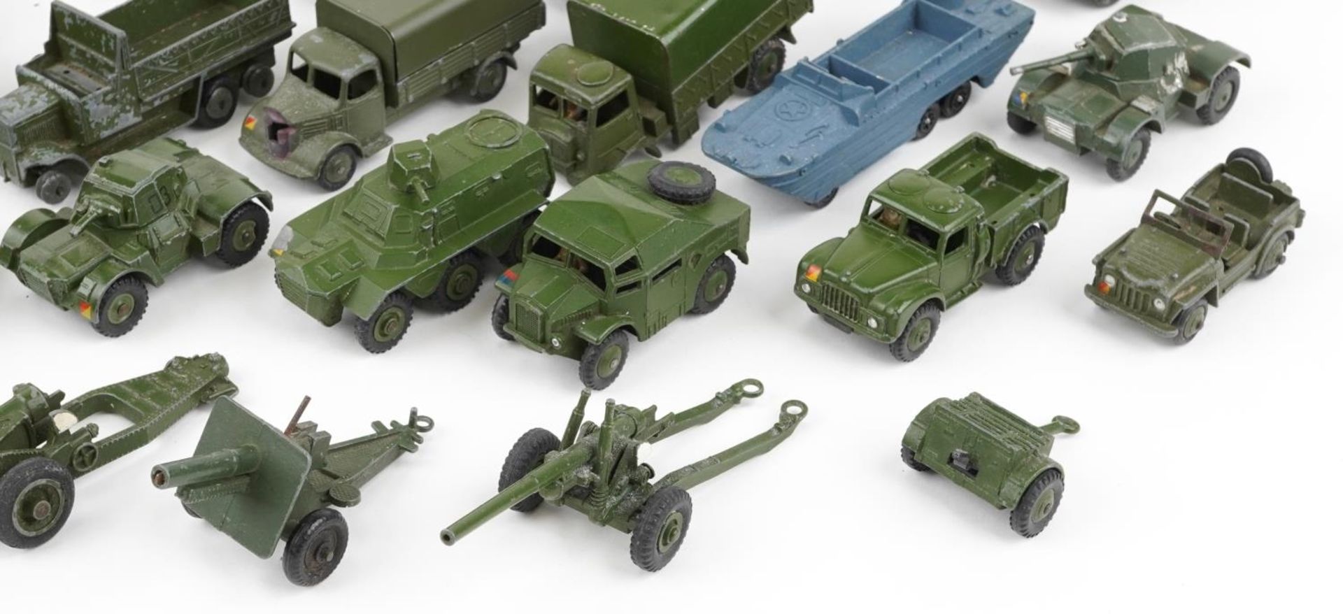 Vintage Dinky diecast army vehicles and weapons including three tonne army wagon, military ambulance - Bild 5 aus 5