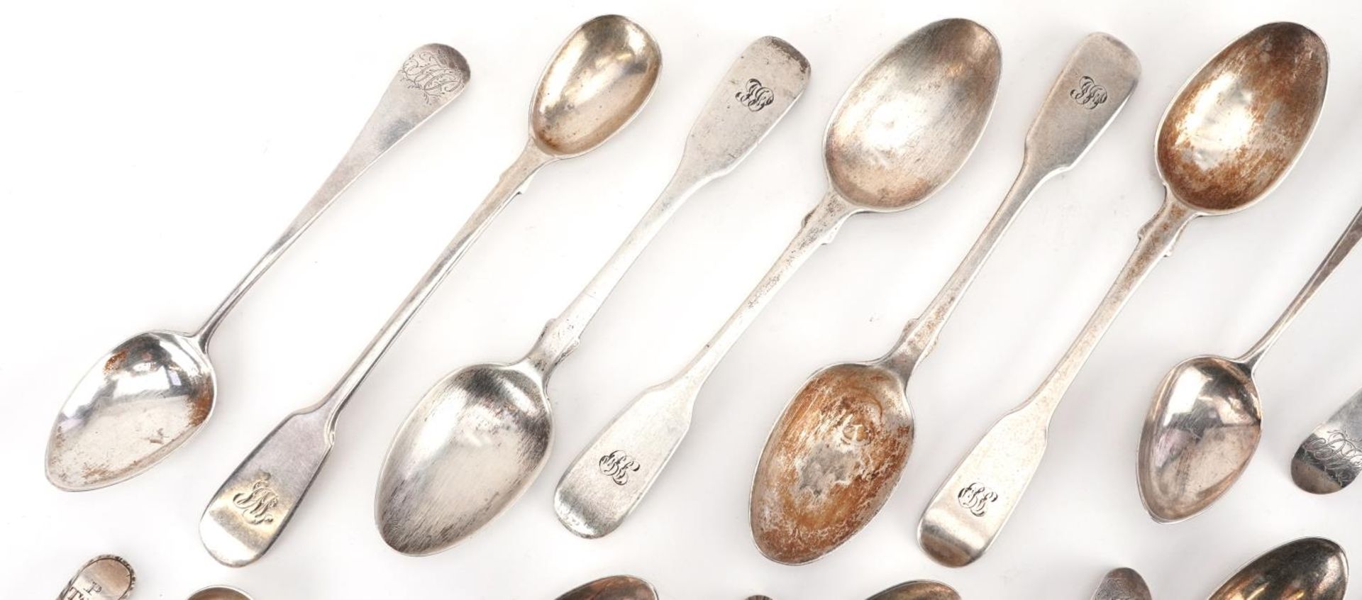 Georgian and later silver spoons and a silver fork, the largest 15cm in length, total 315.0g - Bild 2 aus 8