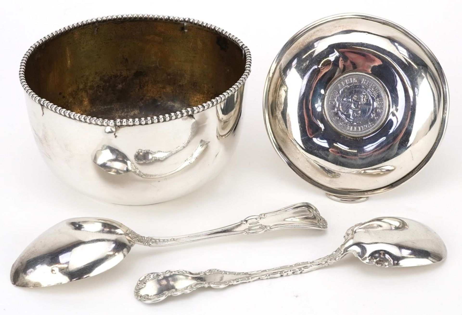 Silver items comprising American sterling circular bowl, two American sterling spoons and a South - Bild 4 aus 7
