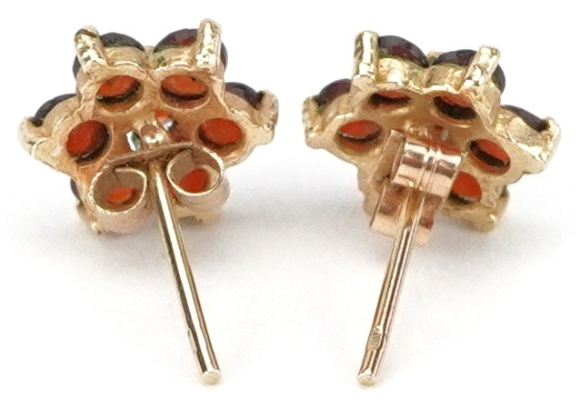 Pair of 9ct gold garnet flower head stud earrings, each 8mm in diameter, total 0.8g - Image 2 of 2